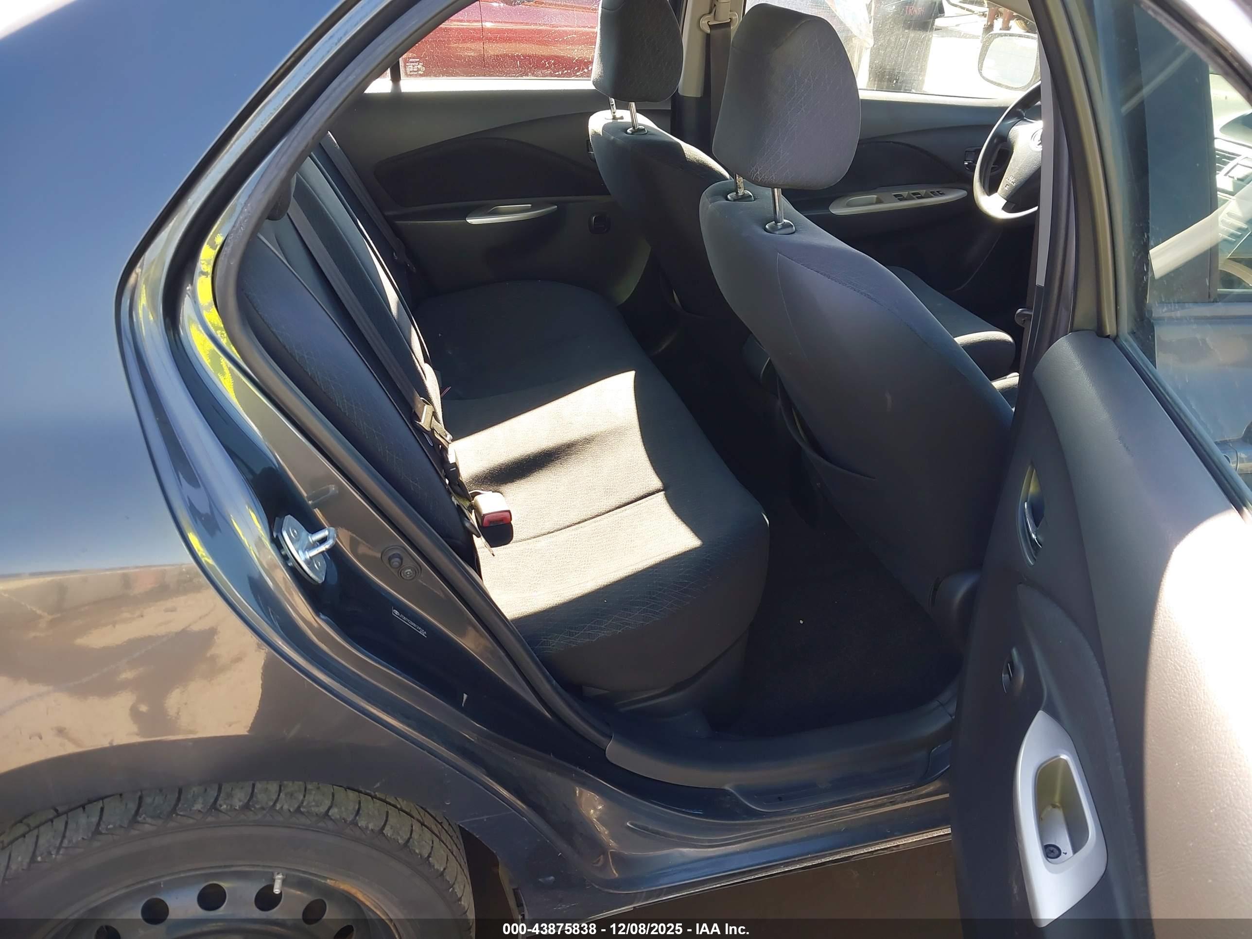 TOYOTA YARIS image 8
