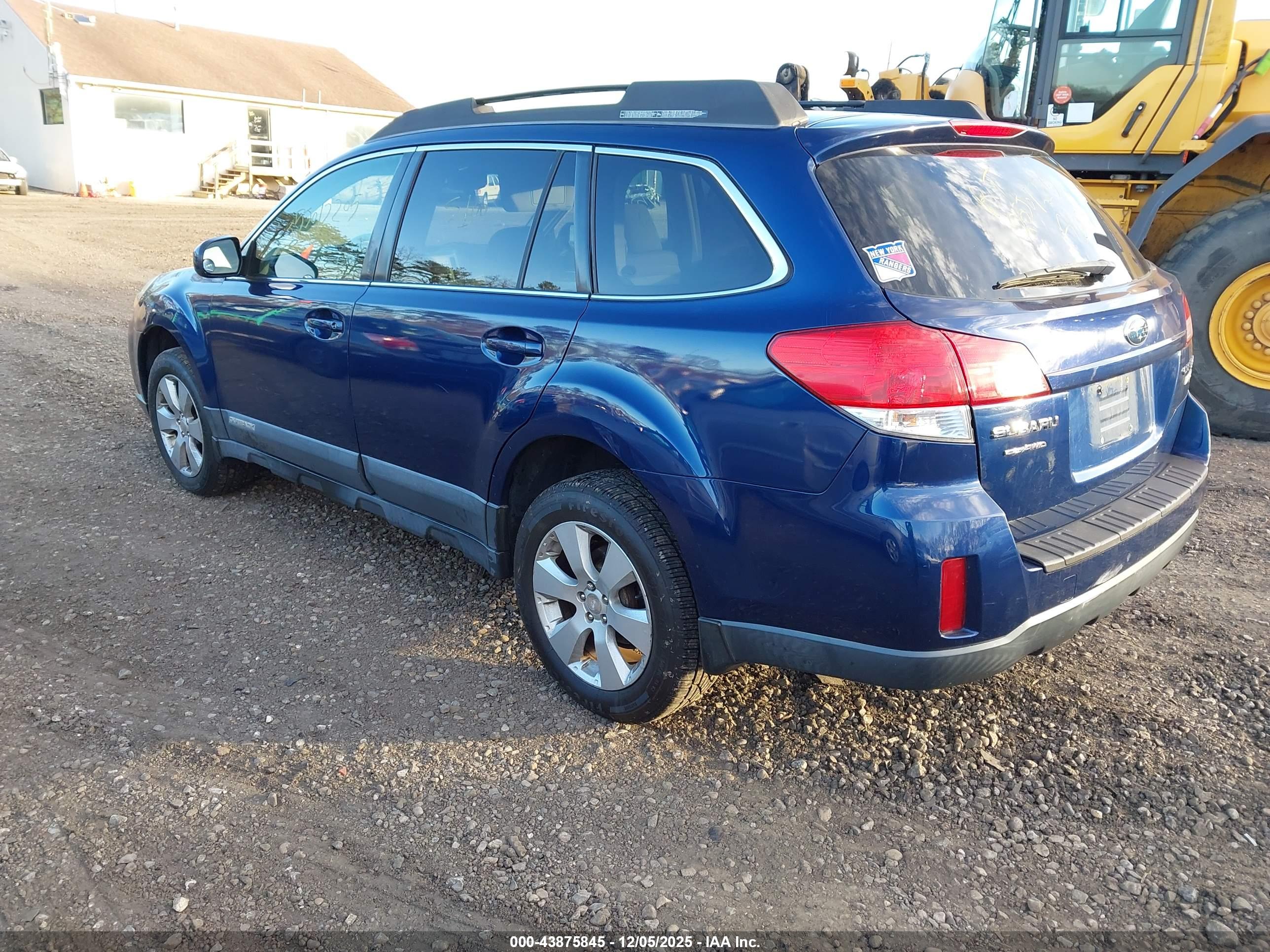 SUBARU OUTBACK image 3