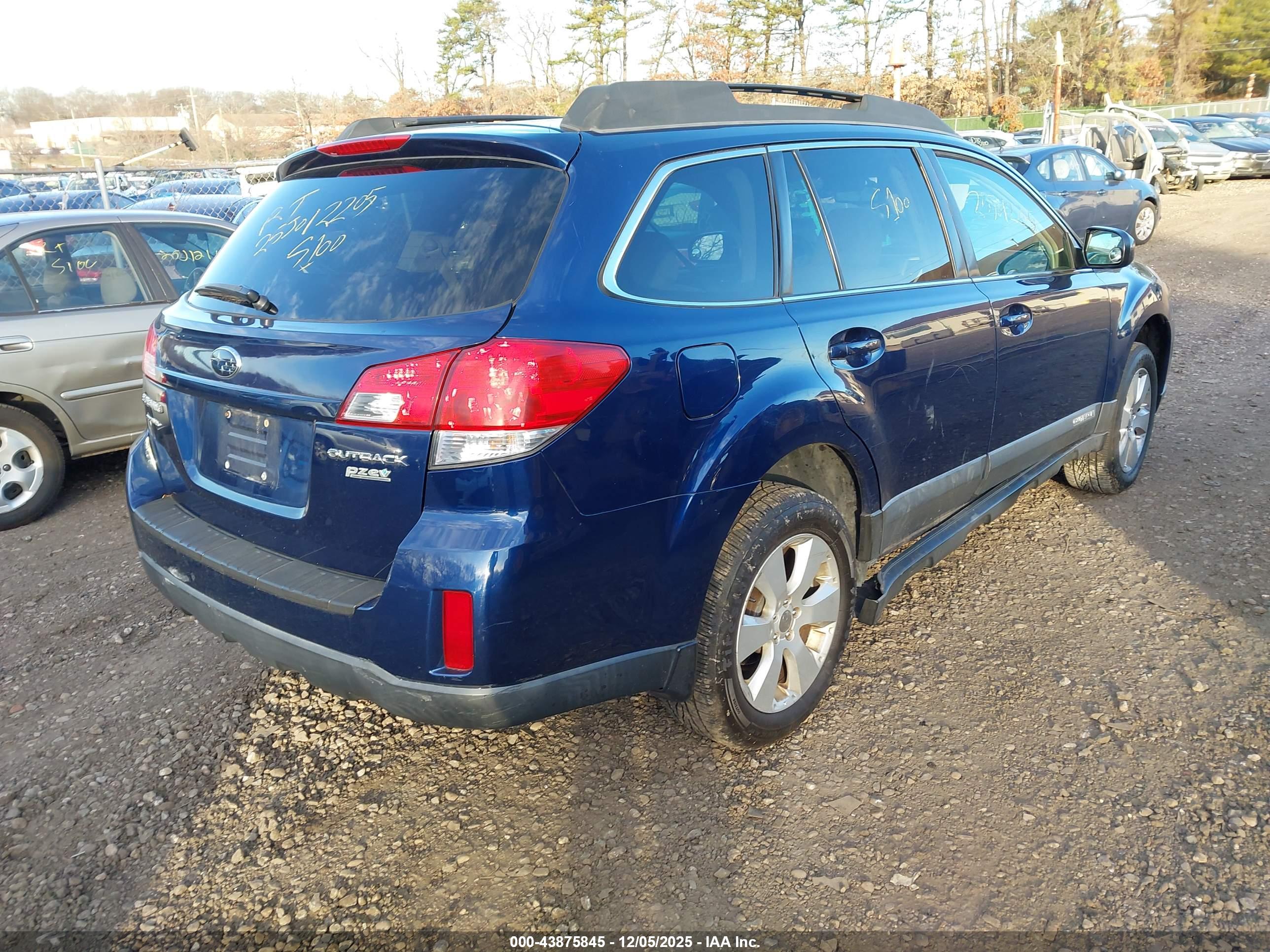 SUBARU OUTBACK image 4