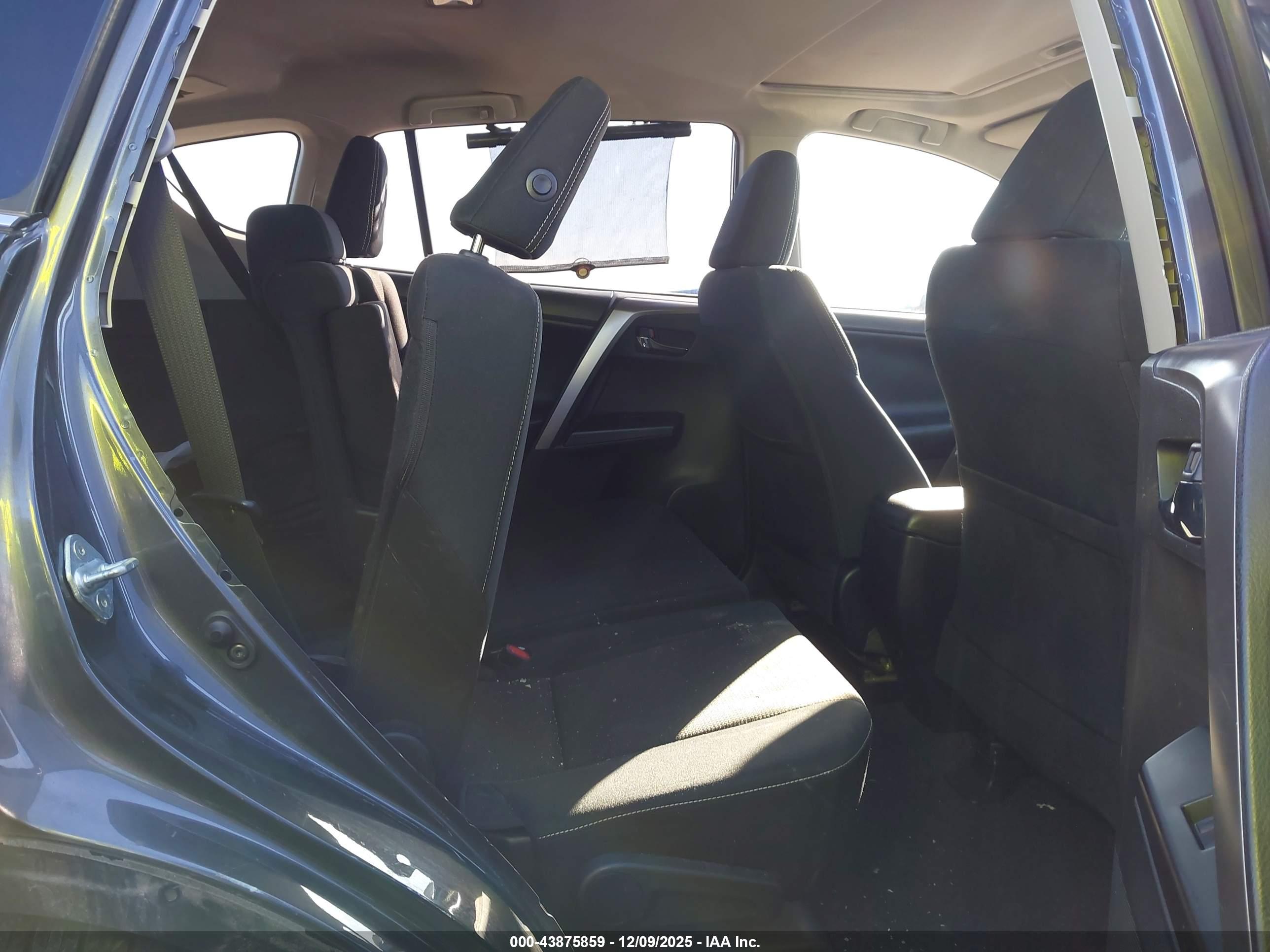 TOYOTA RAV4 image 8