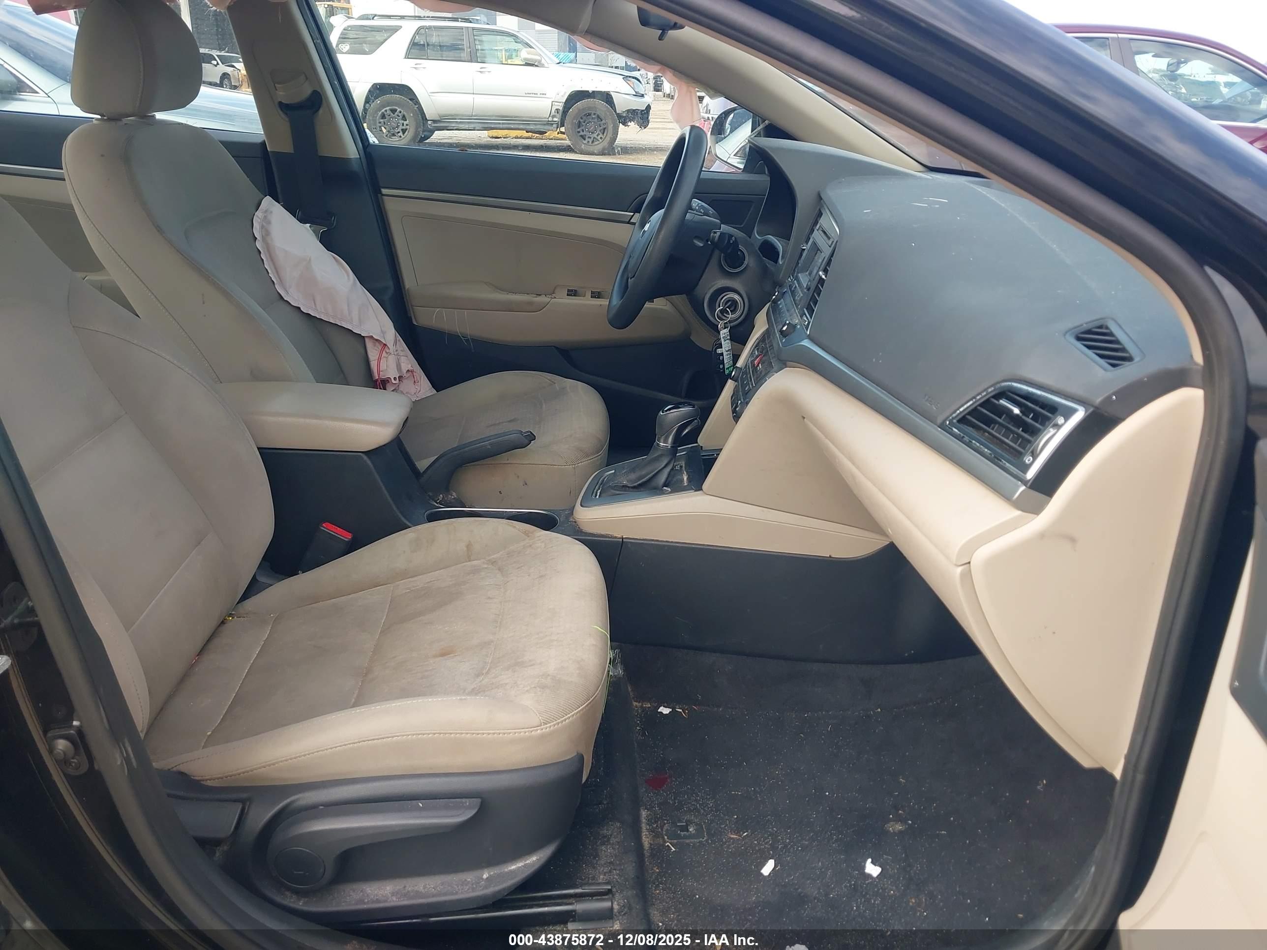 HYUNDAI ELANTRA image 5