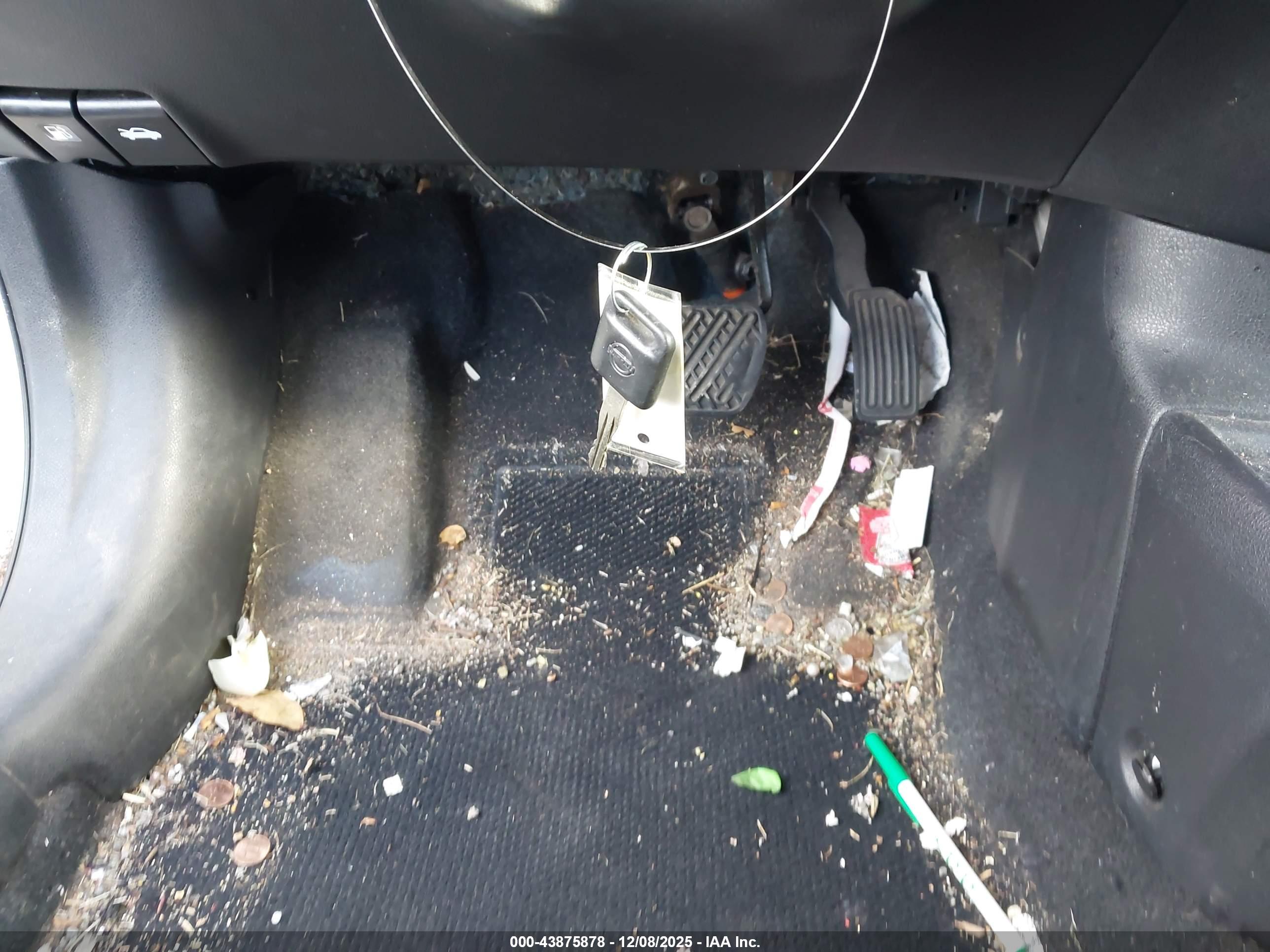 NISSAN VERSA image 11