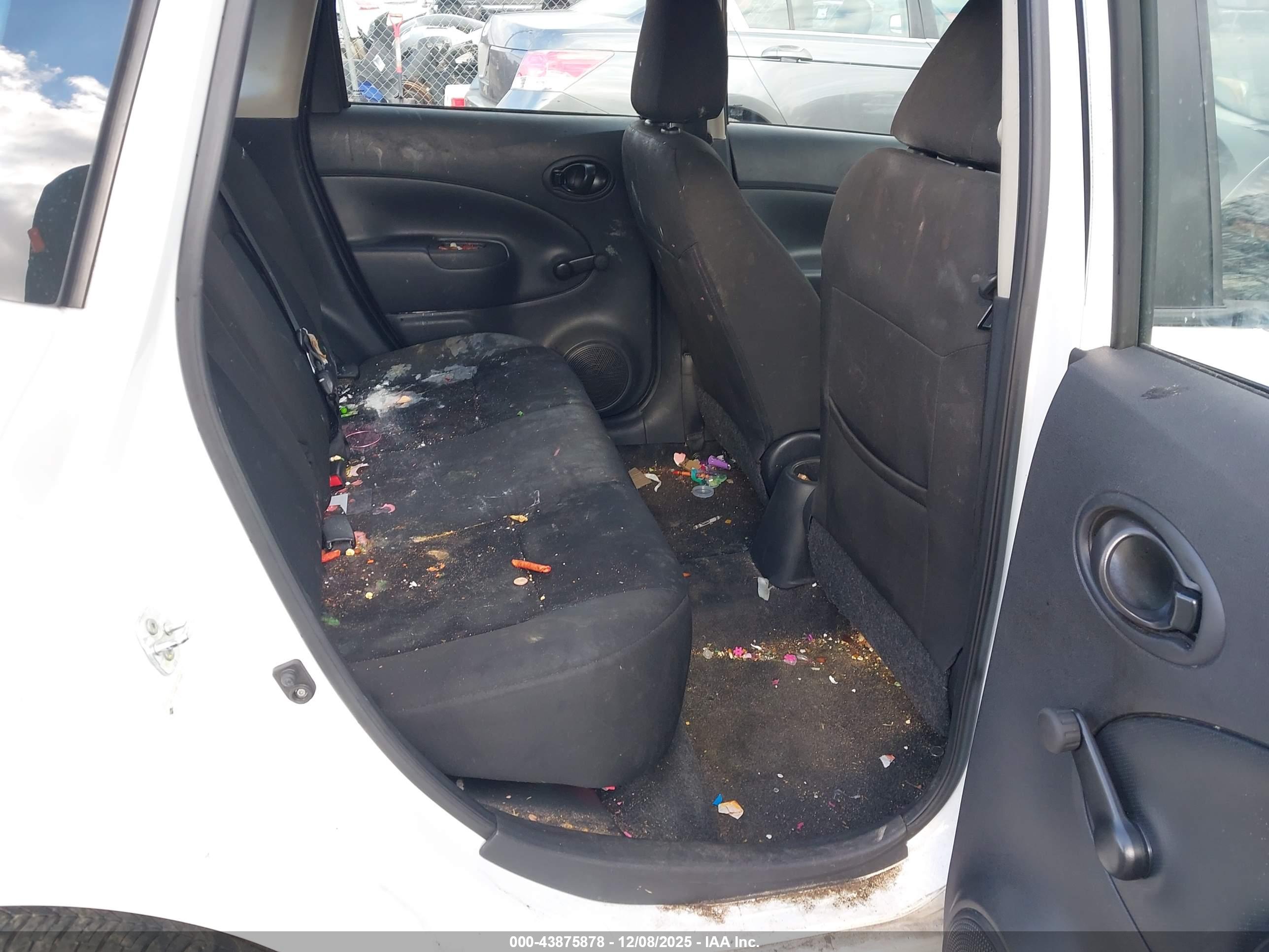 NISSAN VERSA image 8