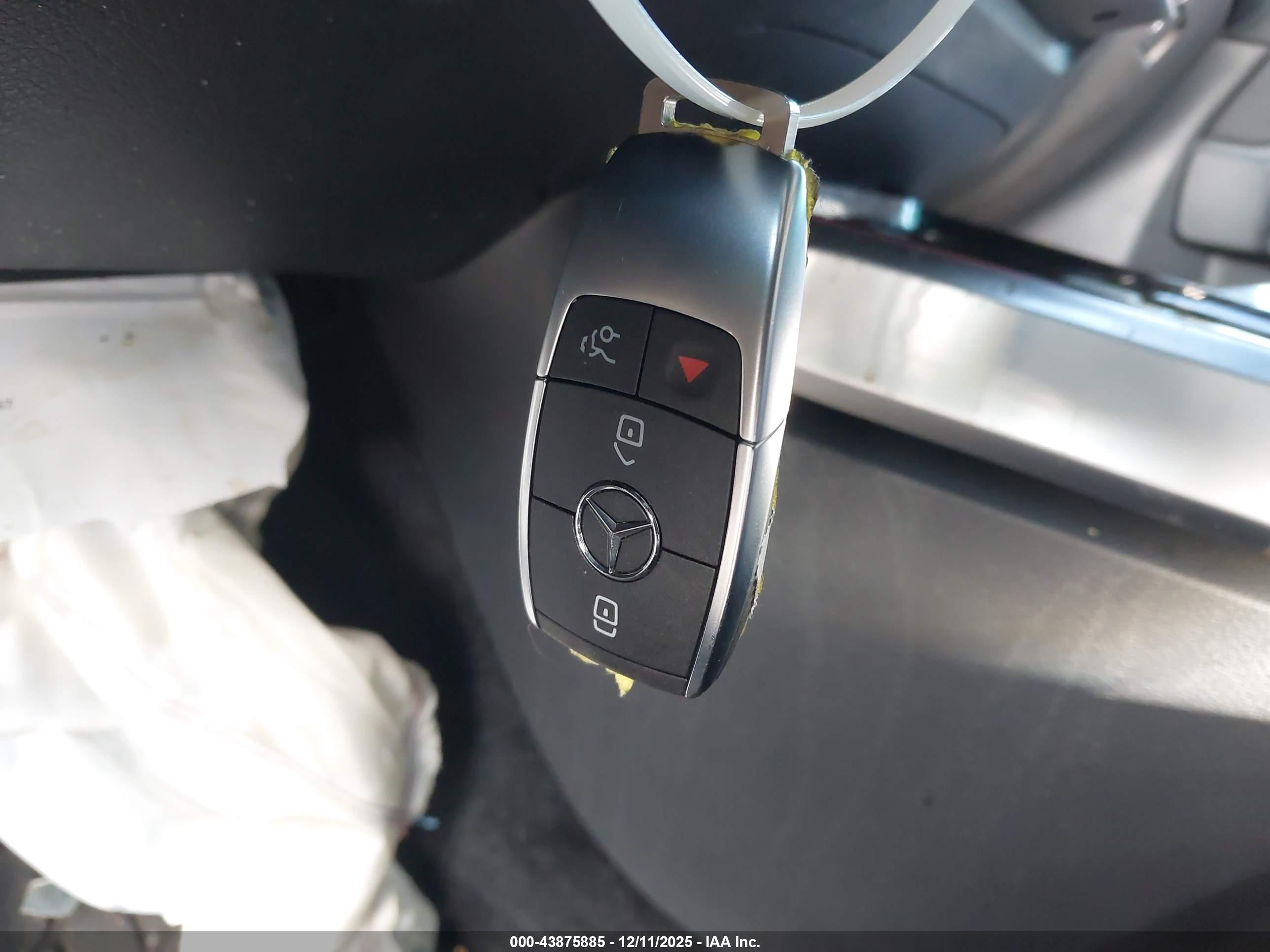 MERCEDES-BENZ GLB image 11