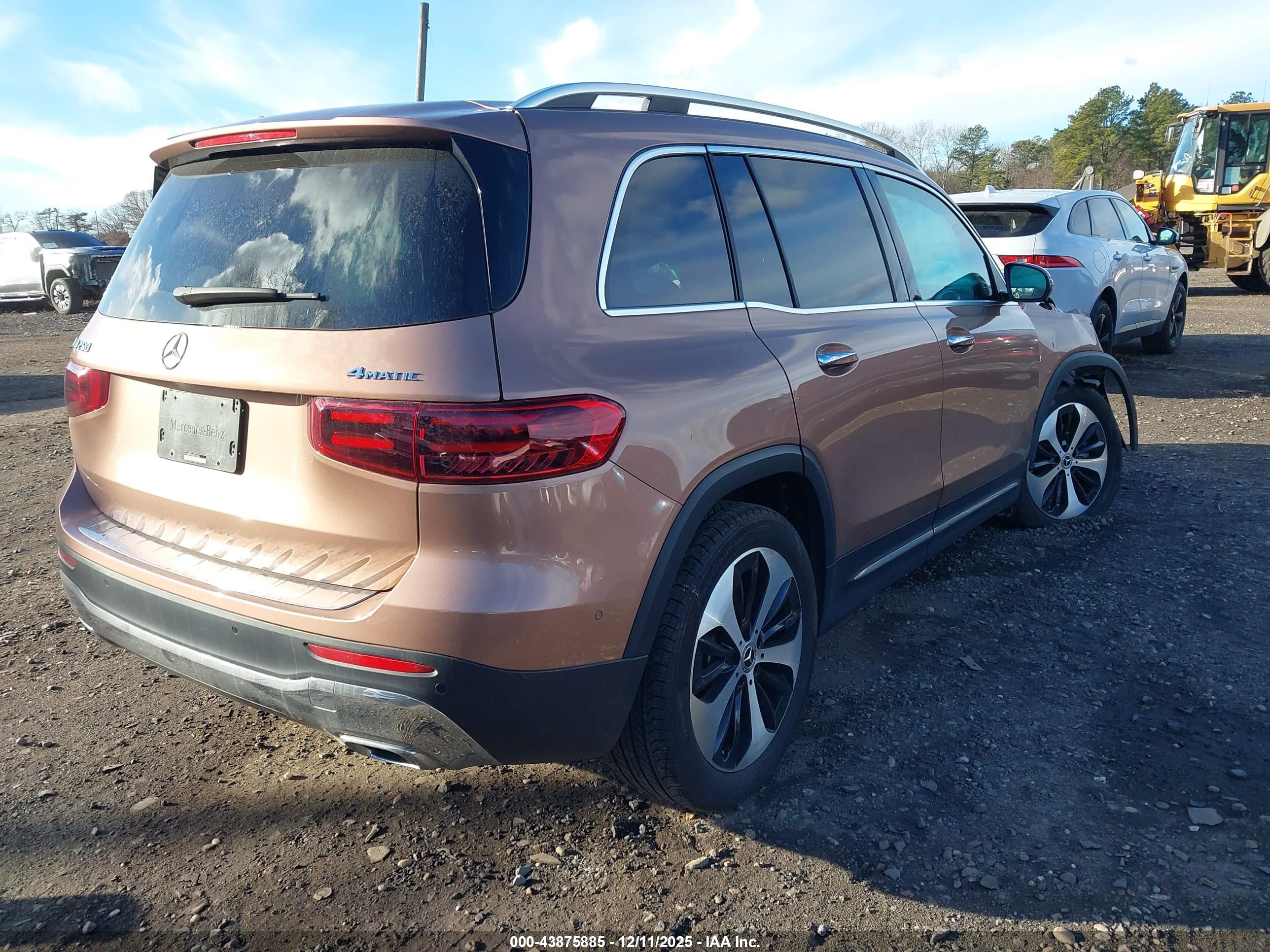 MERCEDES-BENZ GLB image 4