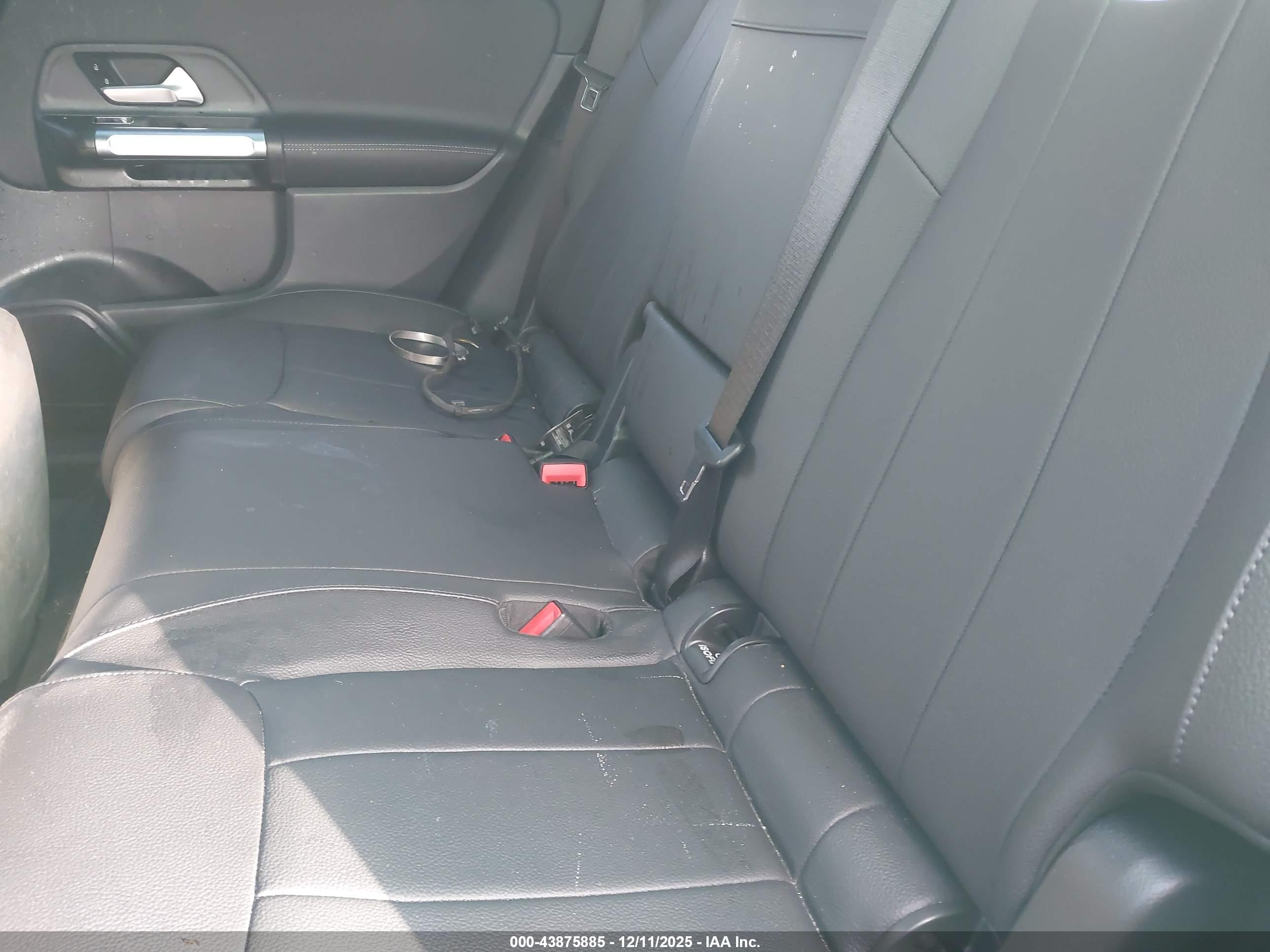 MERCEDES-BENZ GLB image 8