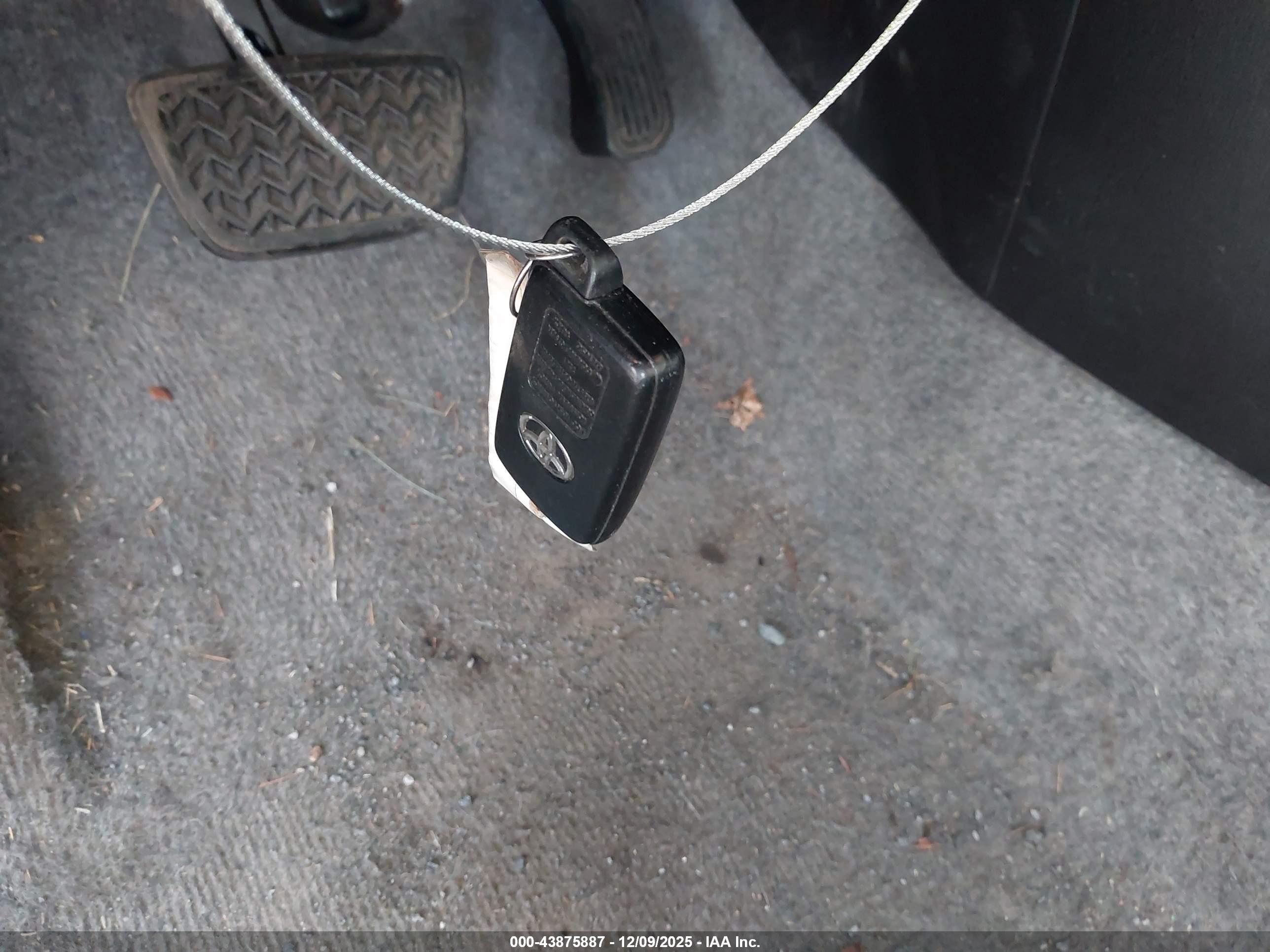 TOYOTA PRIUS image 11