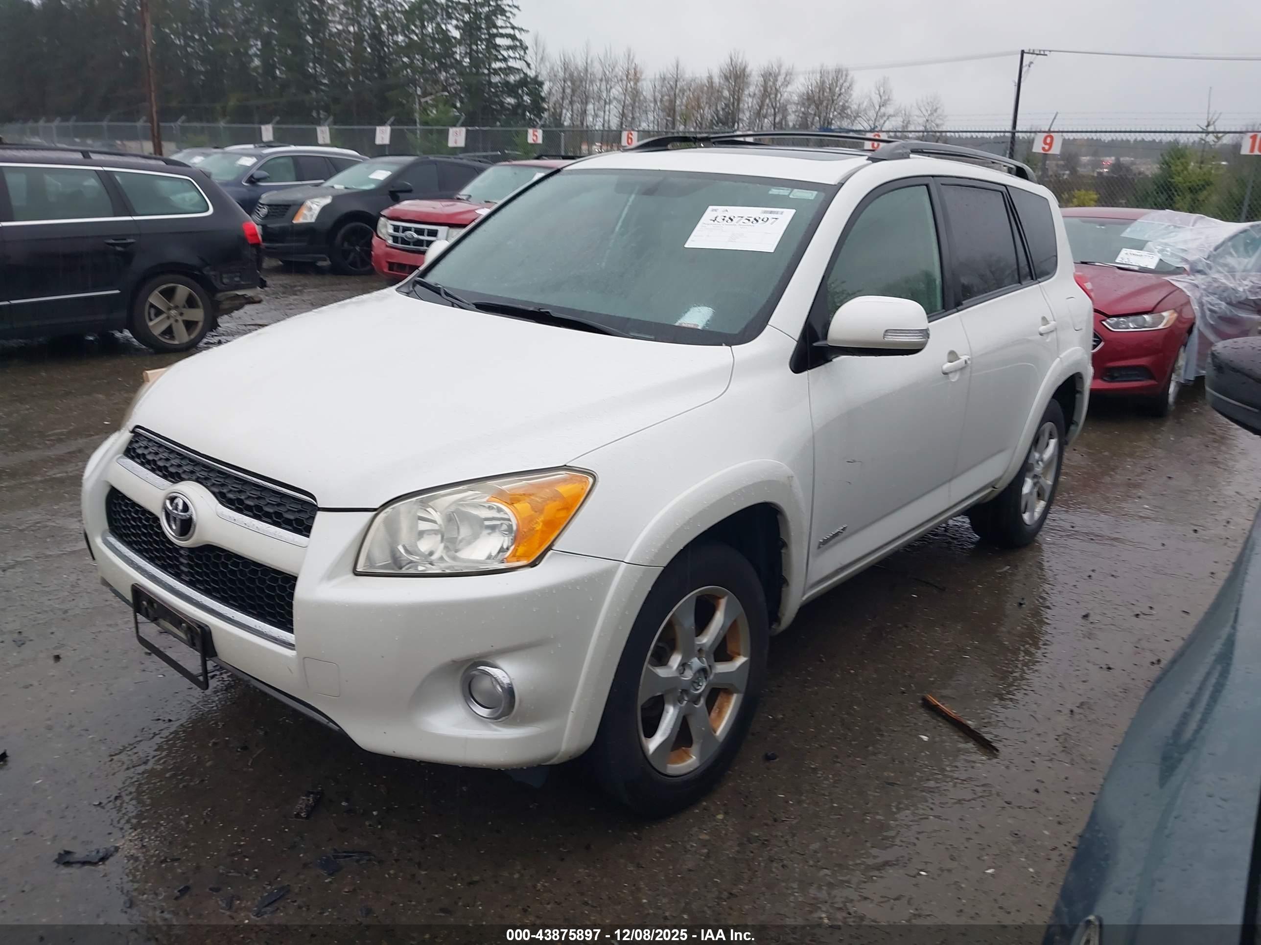 TOYOTA RAV4 image 2