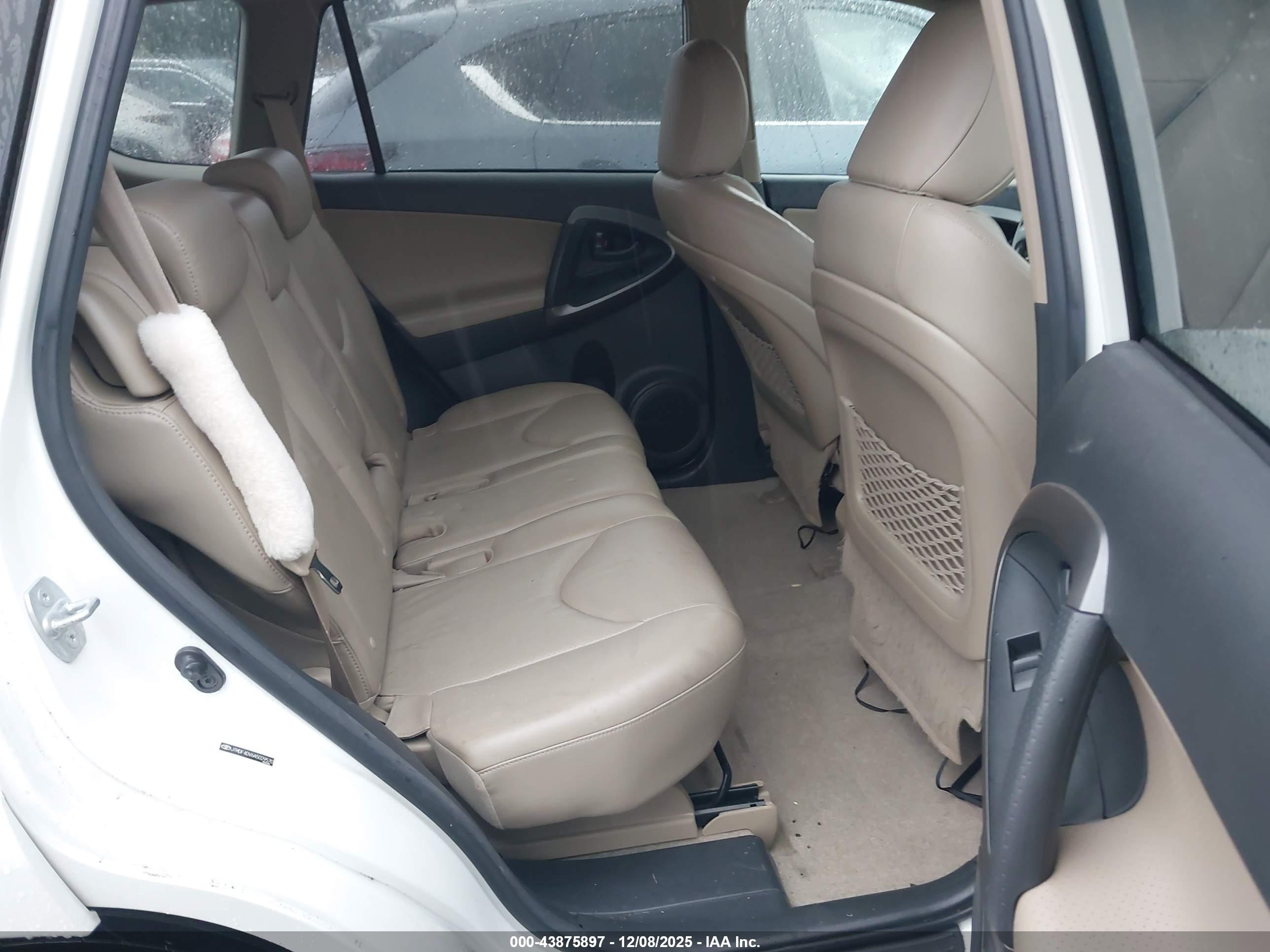 TOYOTA RAV4 image 8