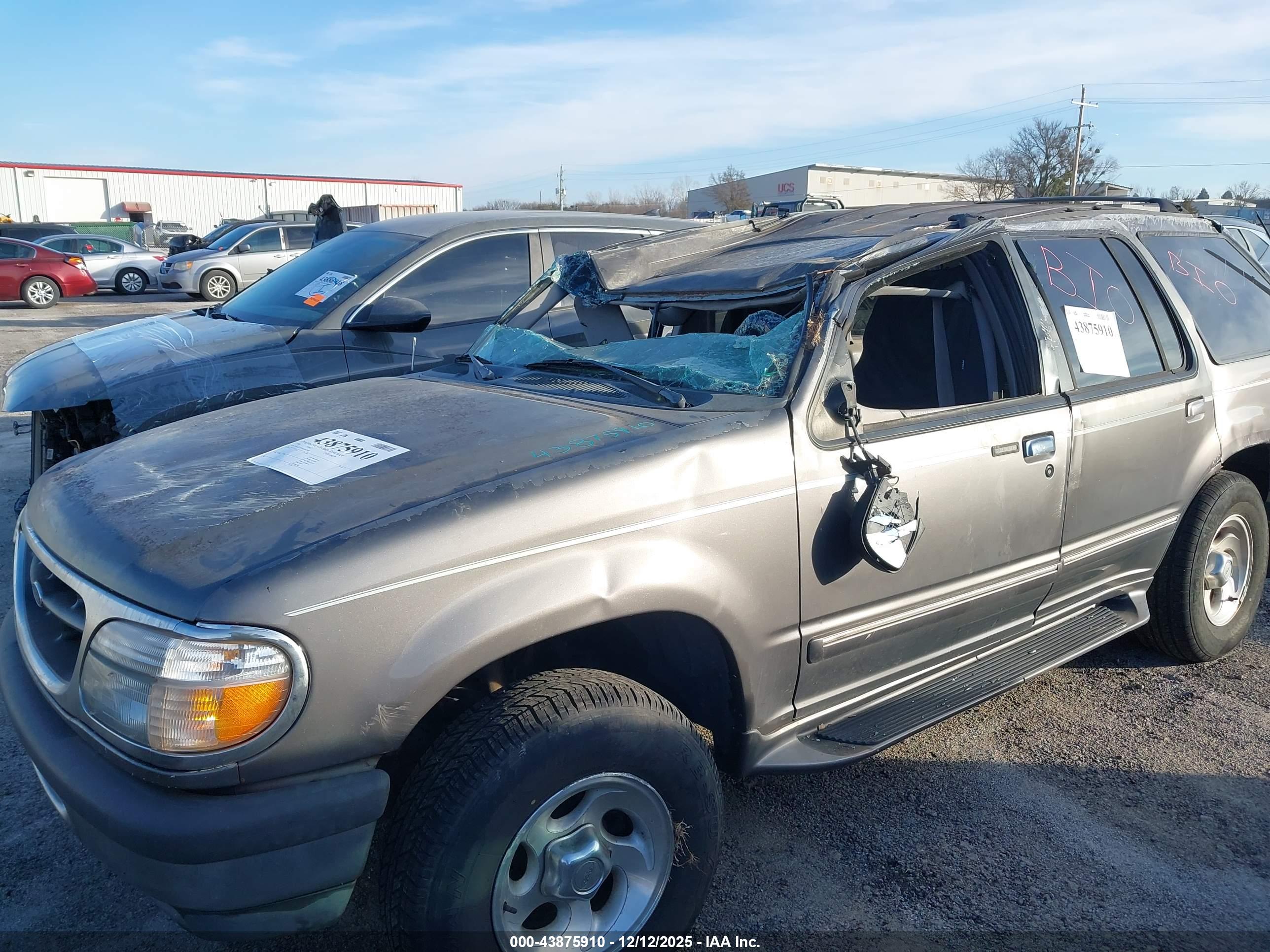 FORD EXPLORER image 6