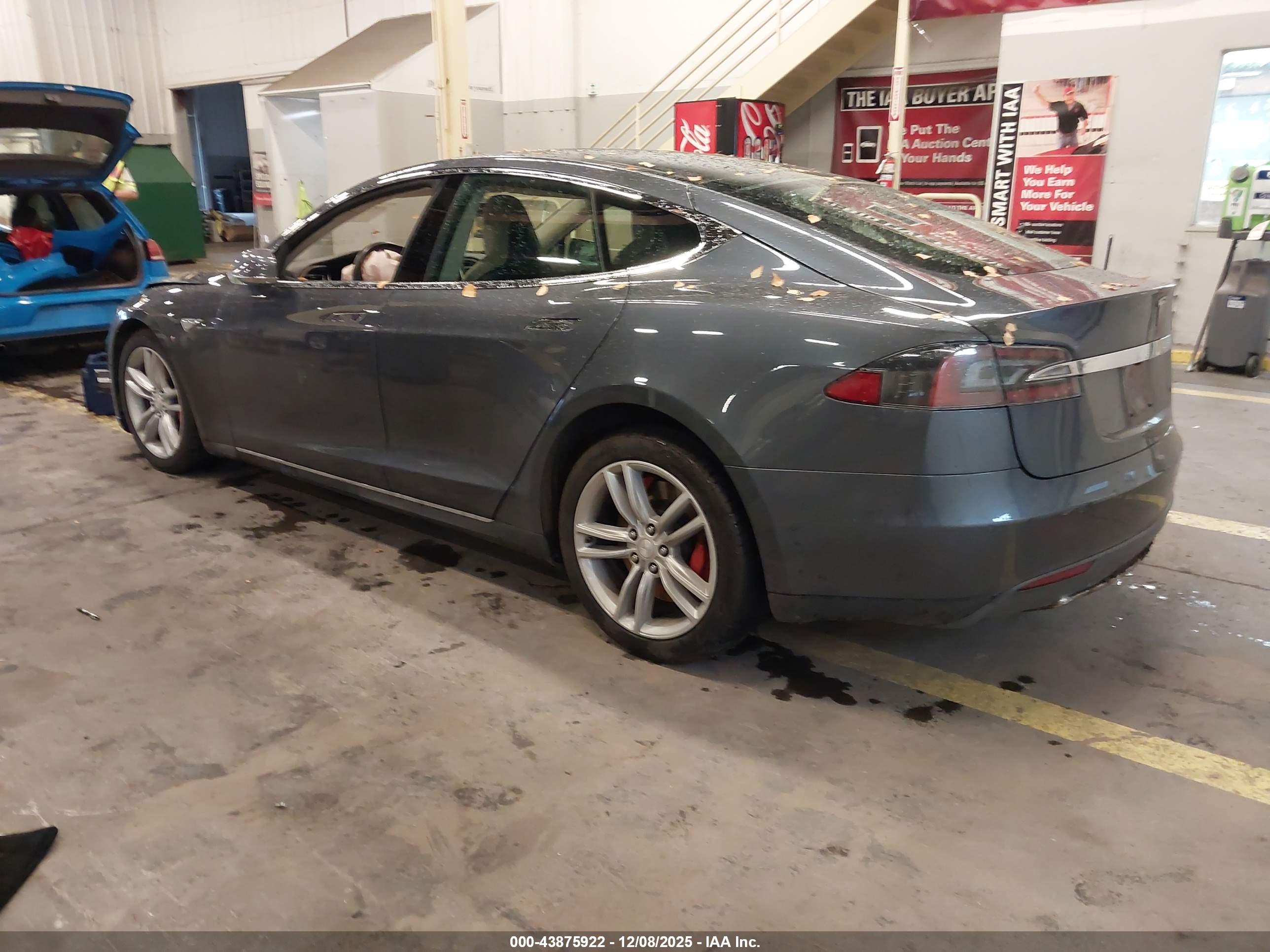 TESLA MODEL image 3