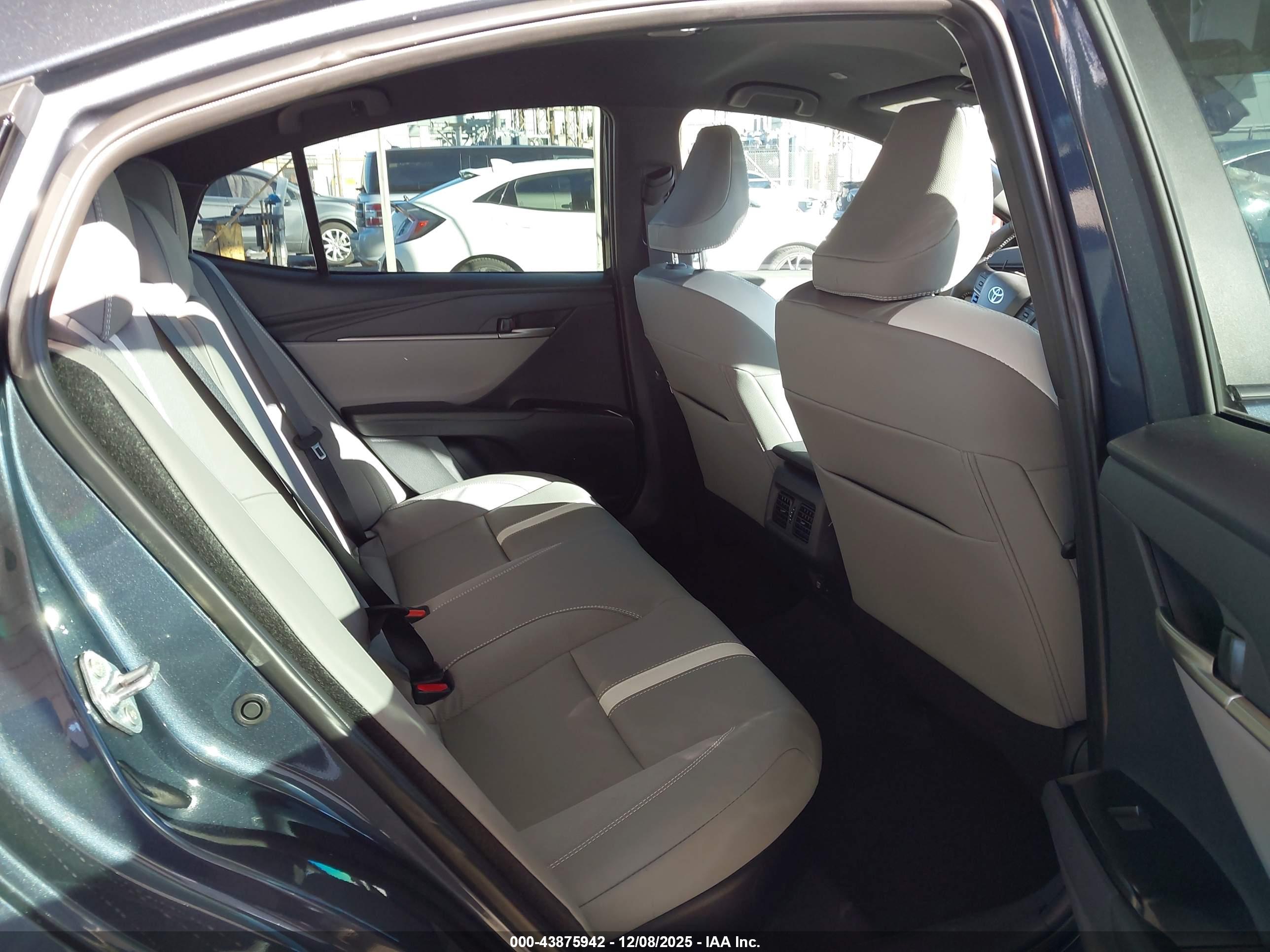 TOYOTA CAMRY image 8