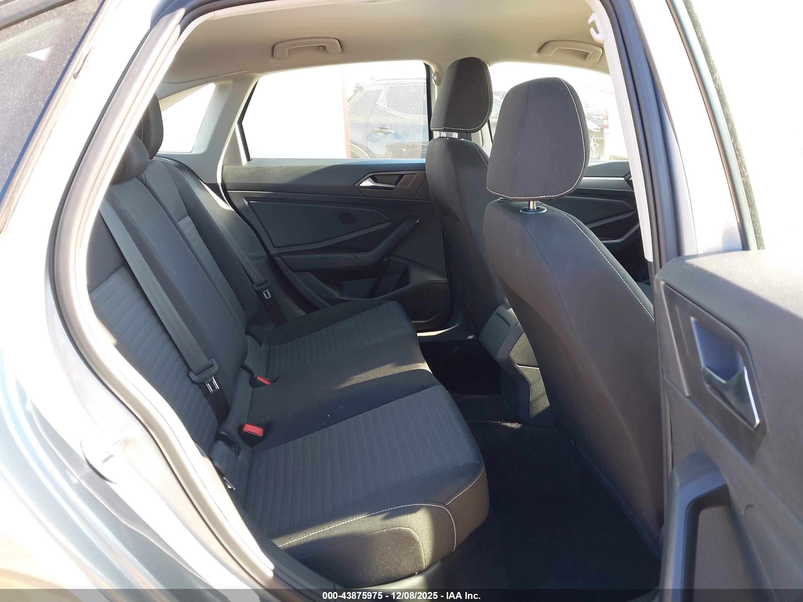 VOLKSWAGEN JETTA image 8