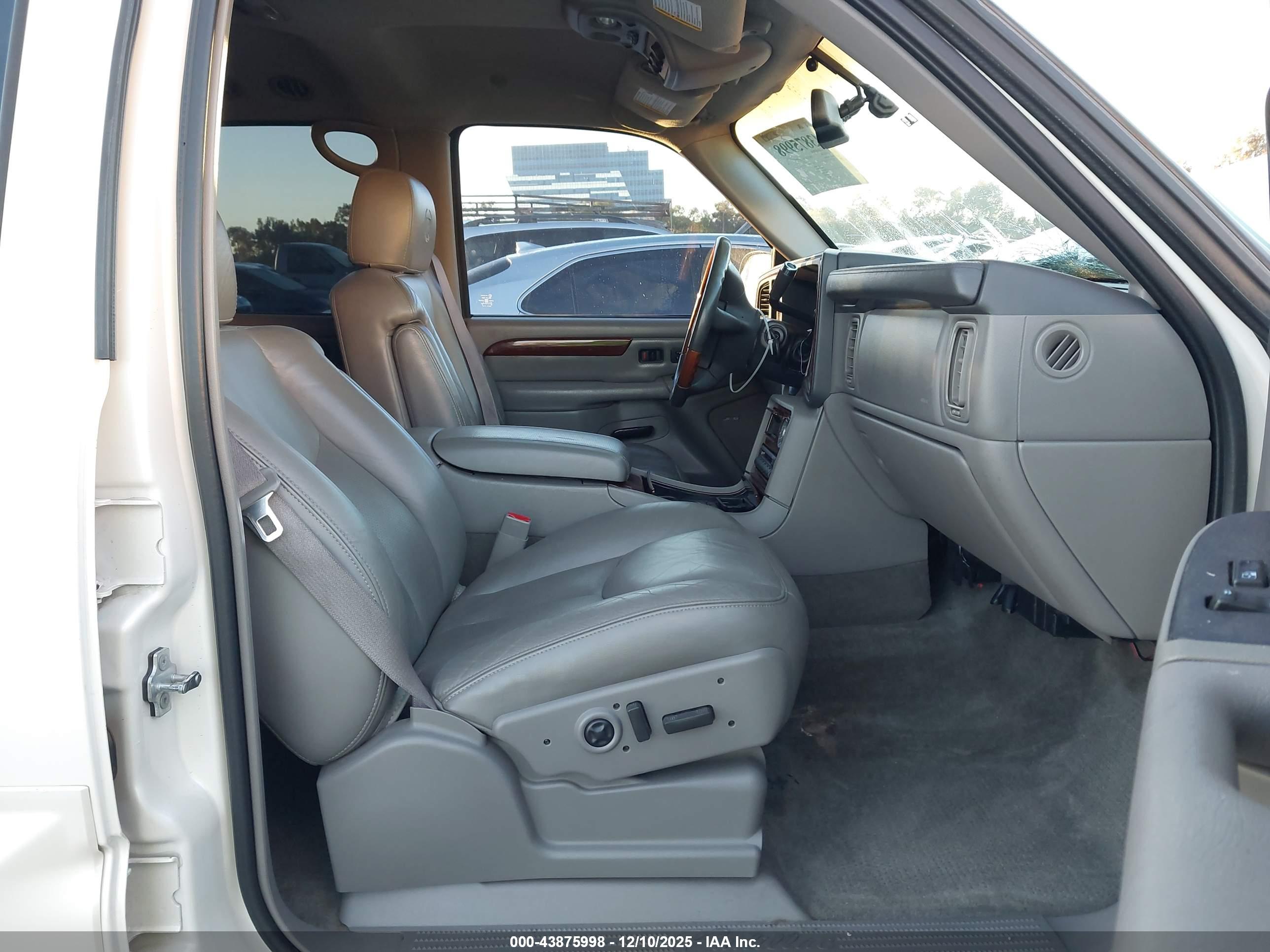 CADILLAC ESCALADE image 5