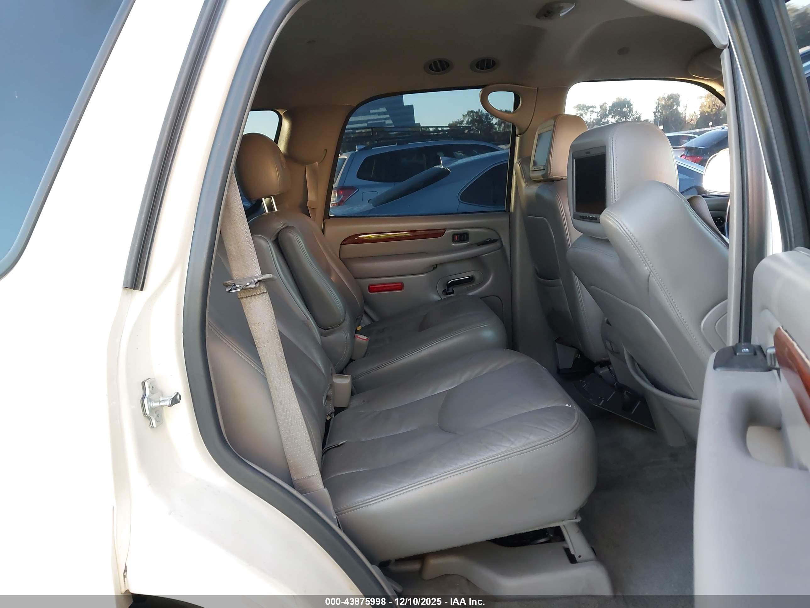 CADILLAC ESCALADE image 8