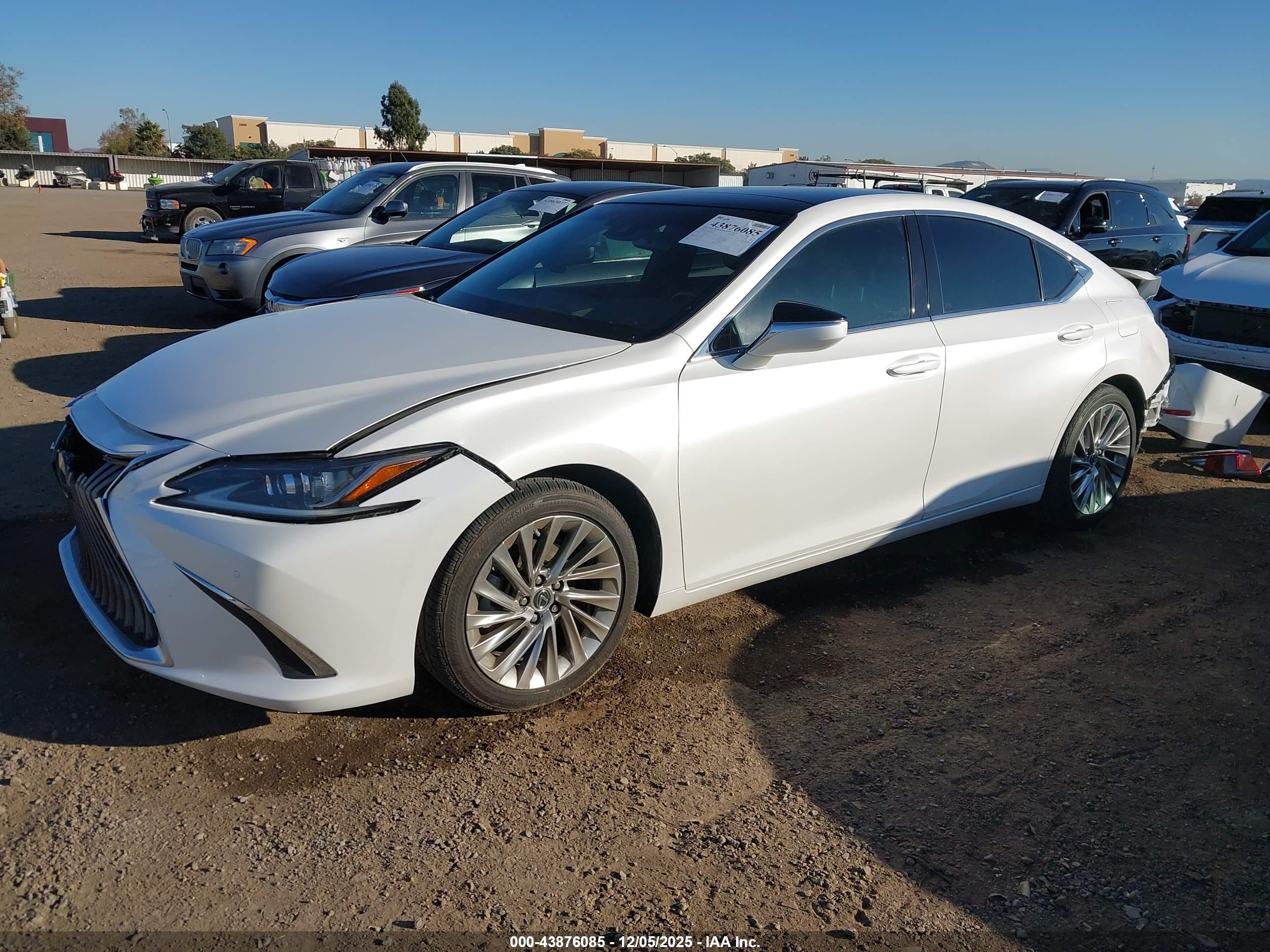 LEXUS ES image 2