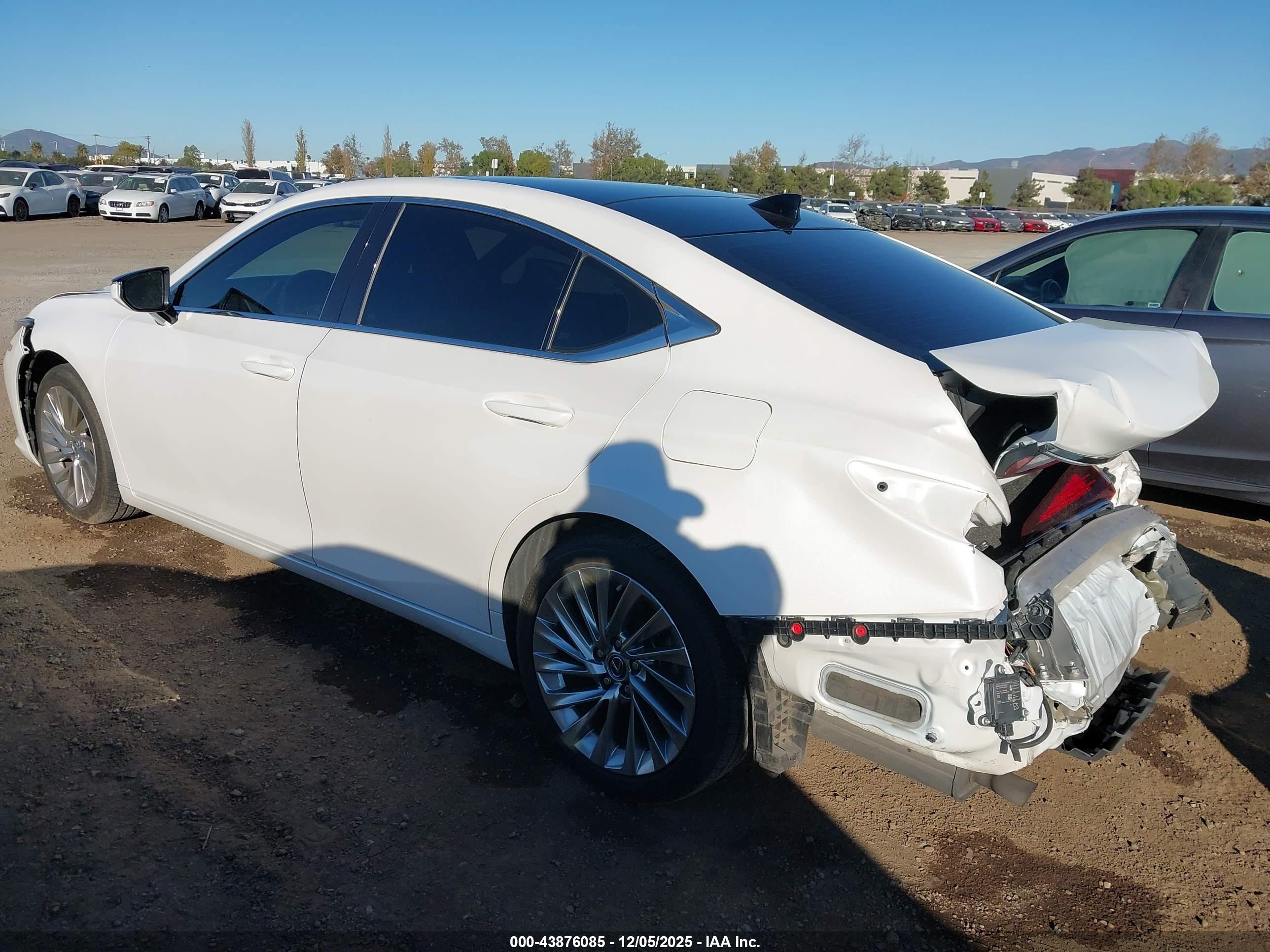 LEXUS ES image 3