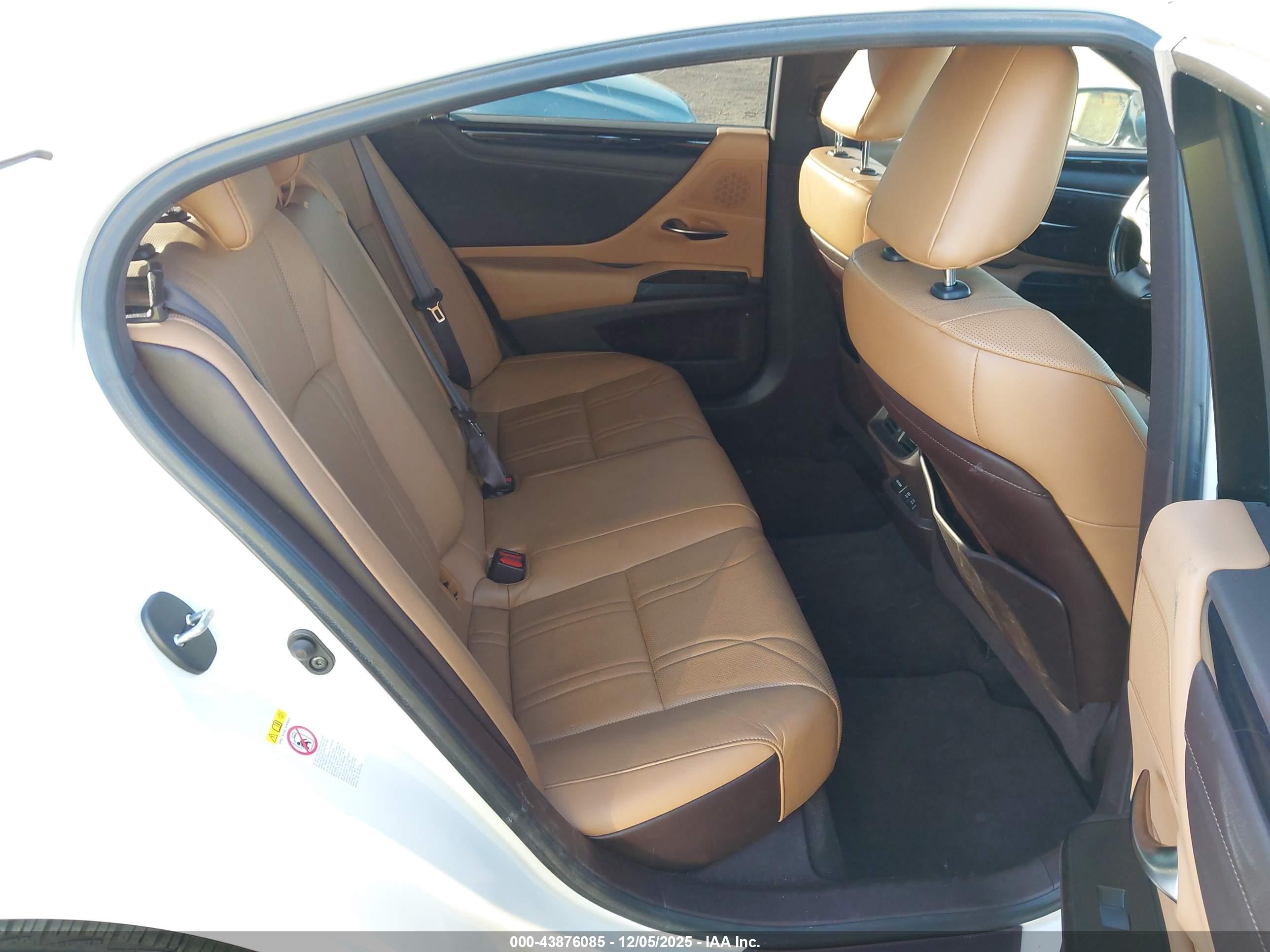 LEXUS ES image 8