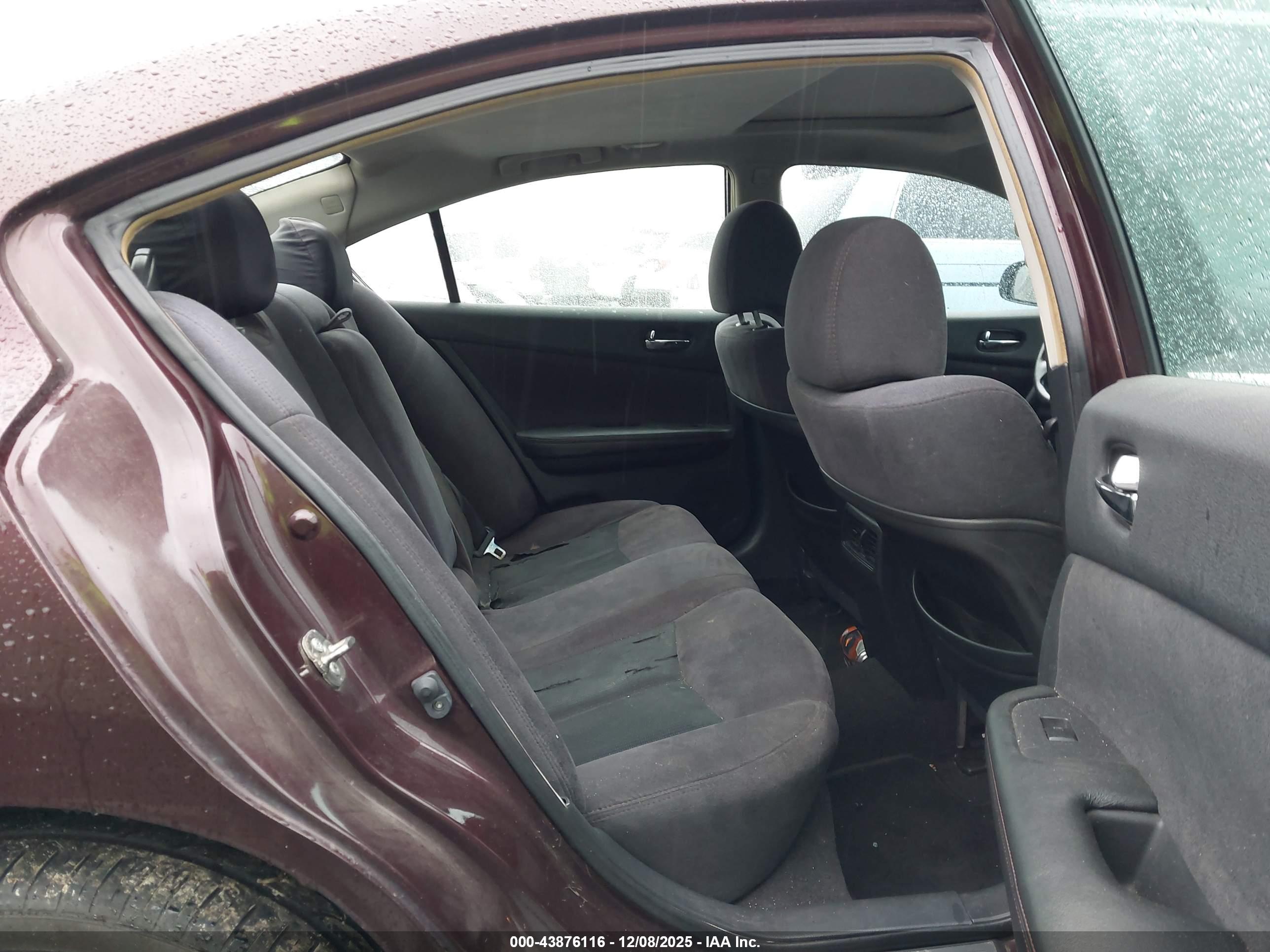 NISSAN MAXIMA image 8