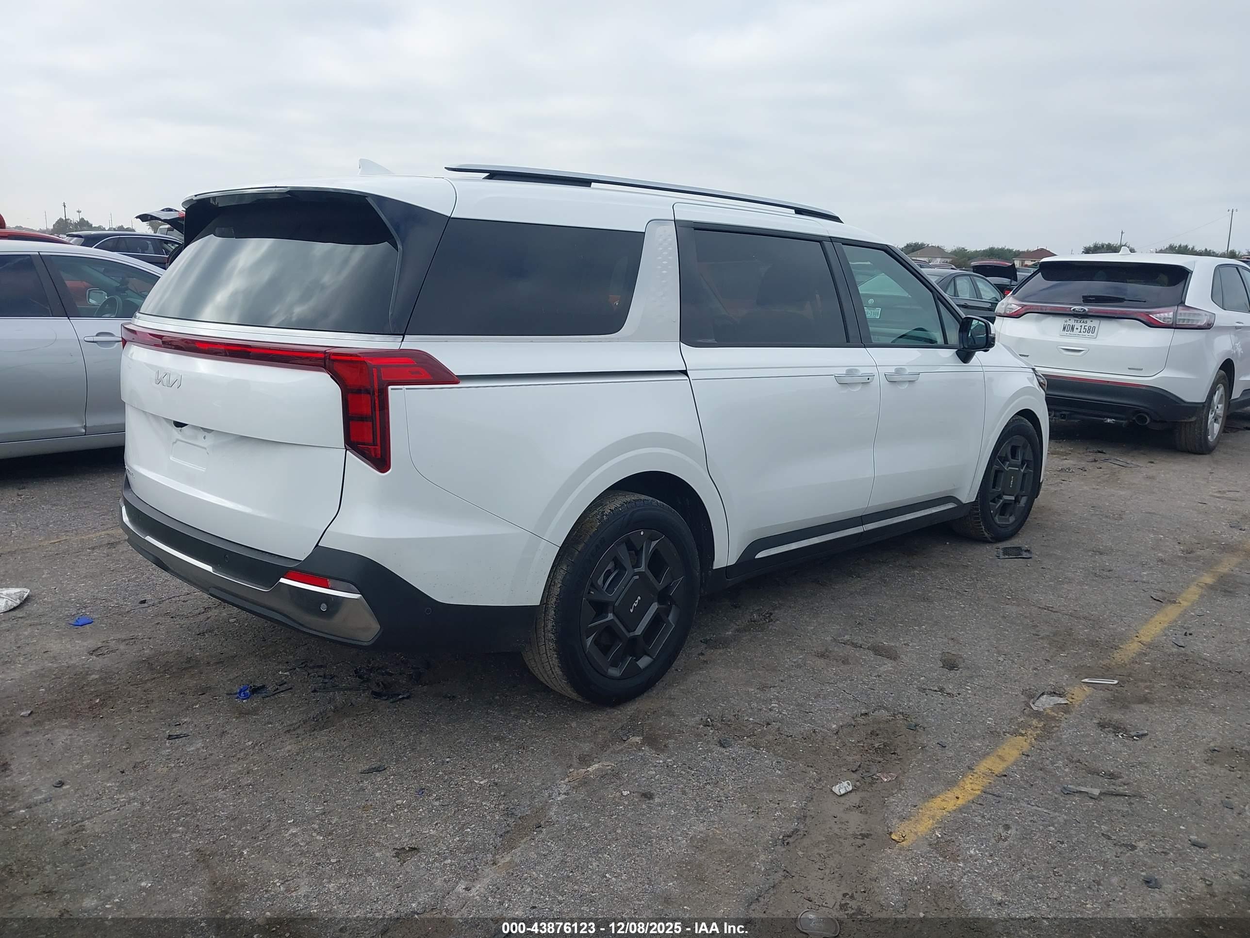 KIA CARNIVAL image 4