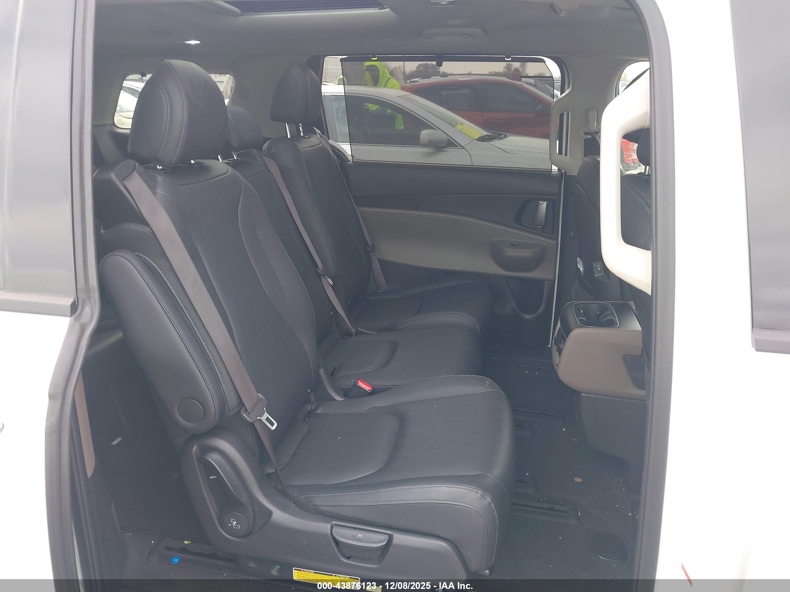 KIA CARNIVAL image 8