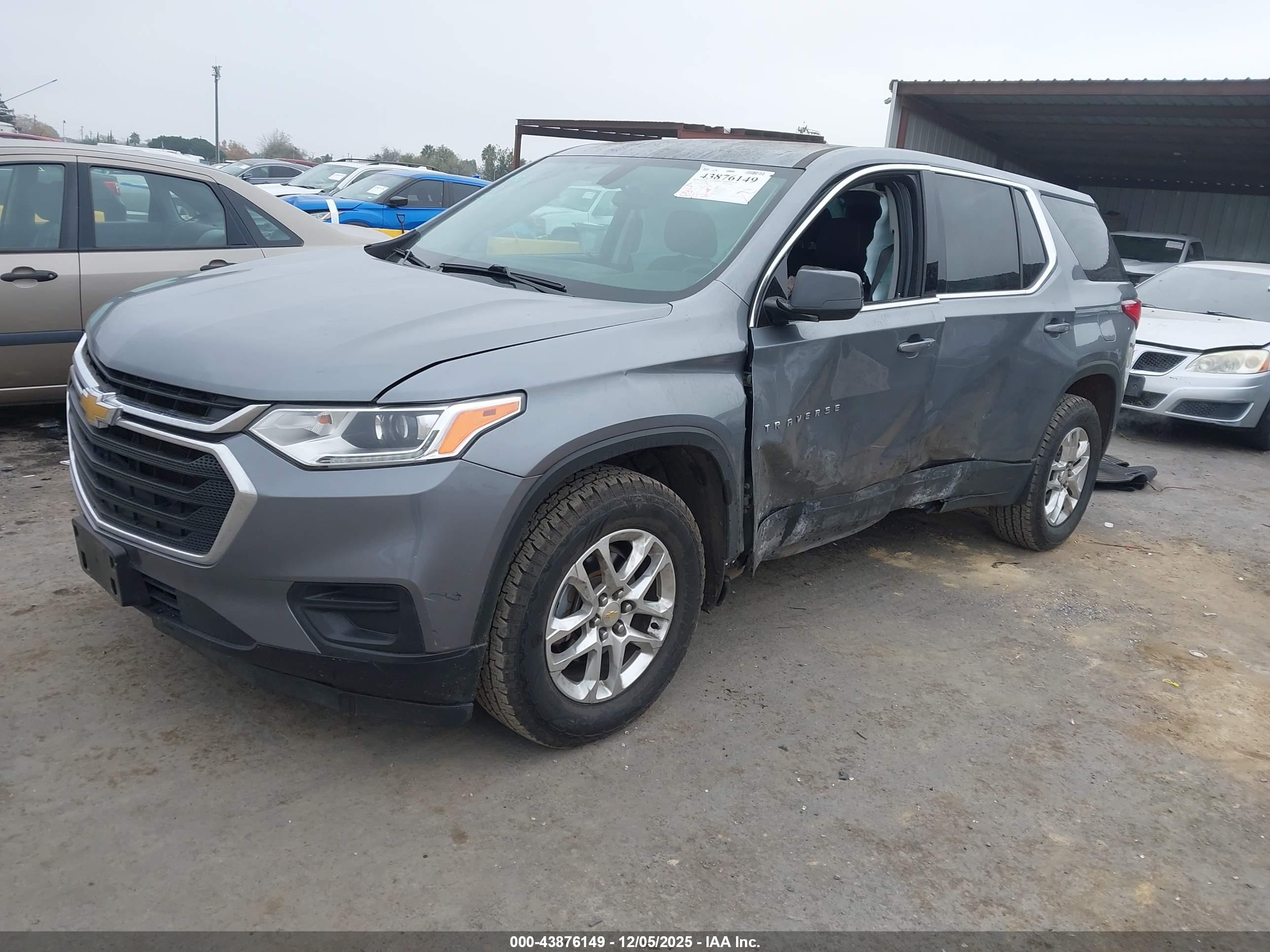CHEVROLET TRAVERSE image 2