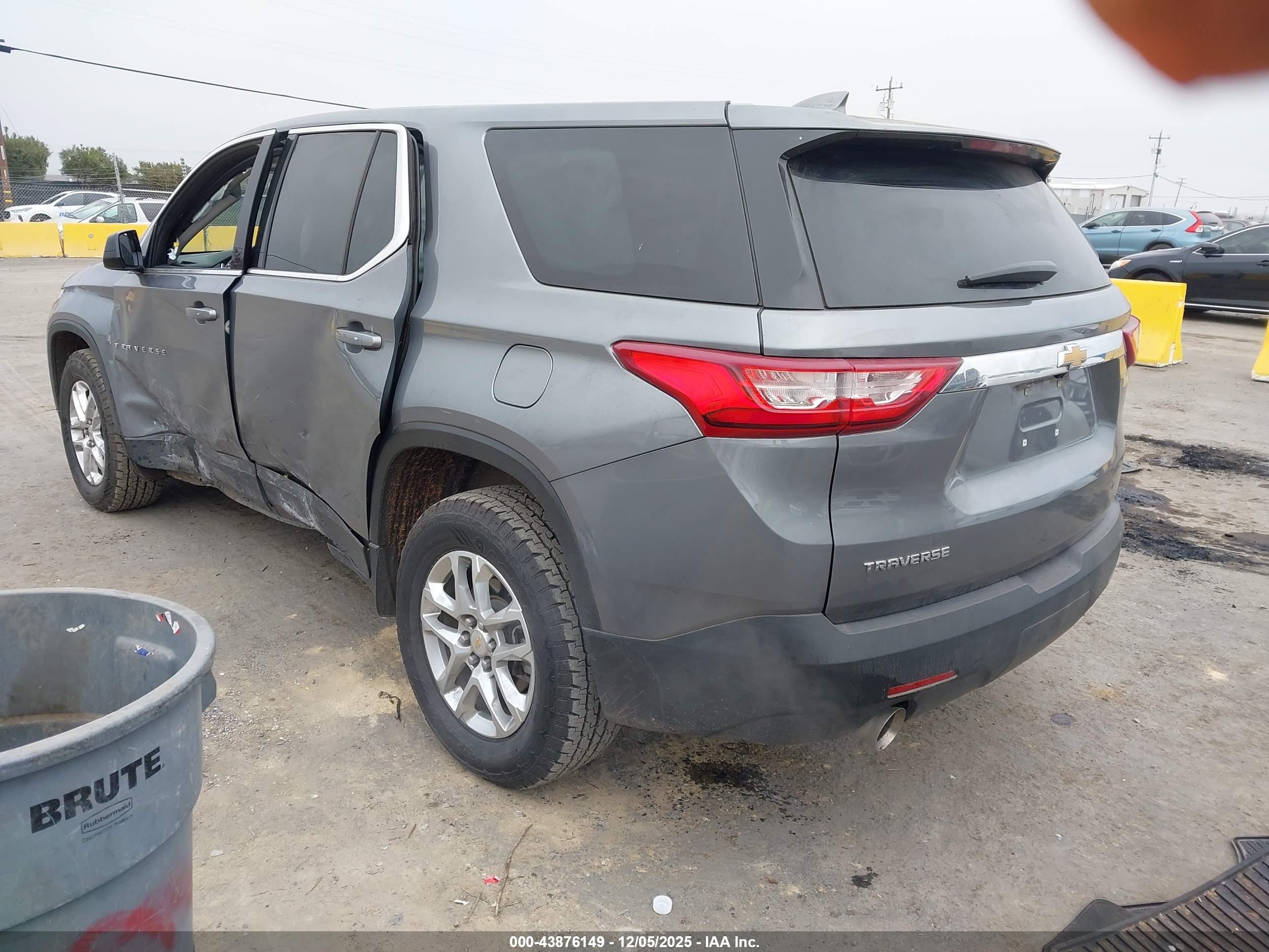 CHEVROLET TRAVERSE image 3