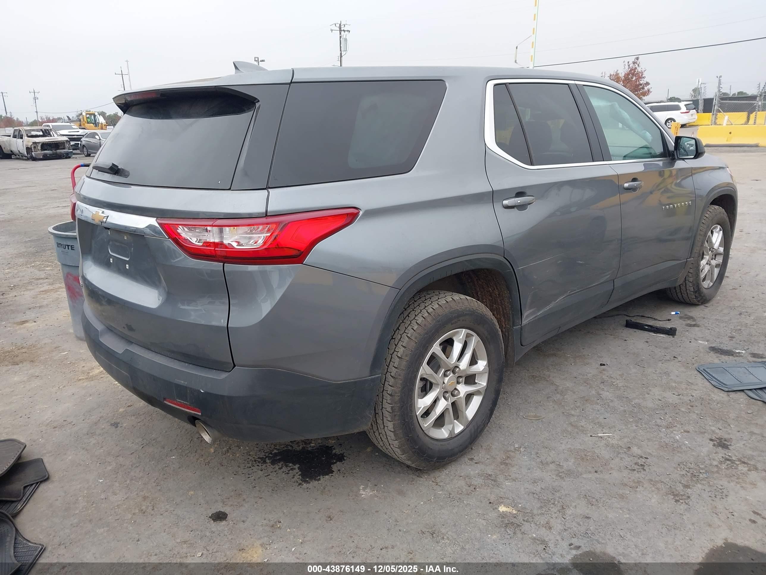 CHEVROLET TRAVERSE image 4