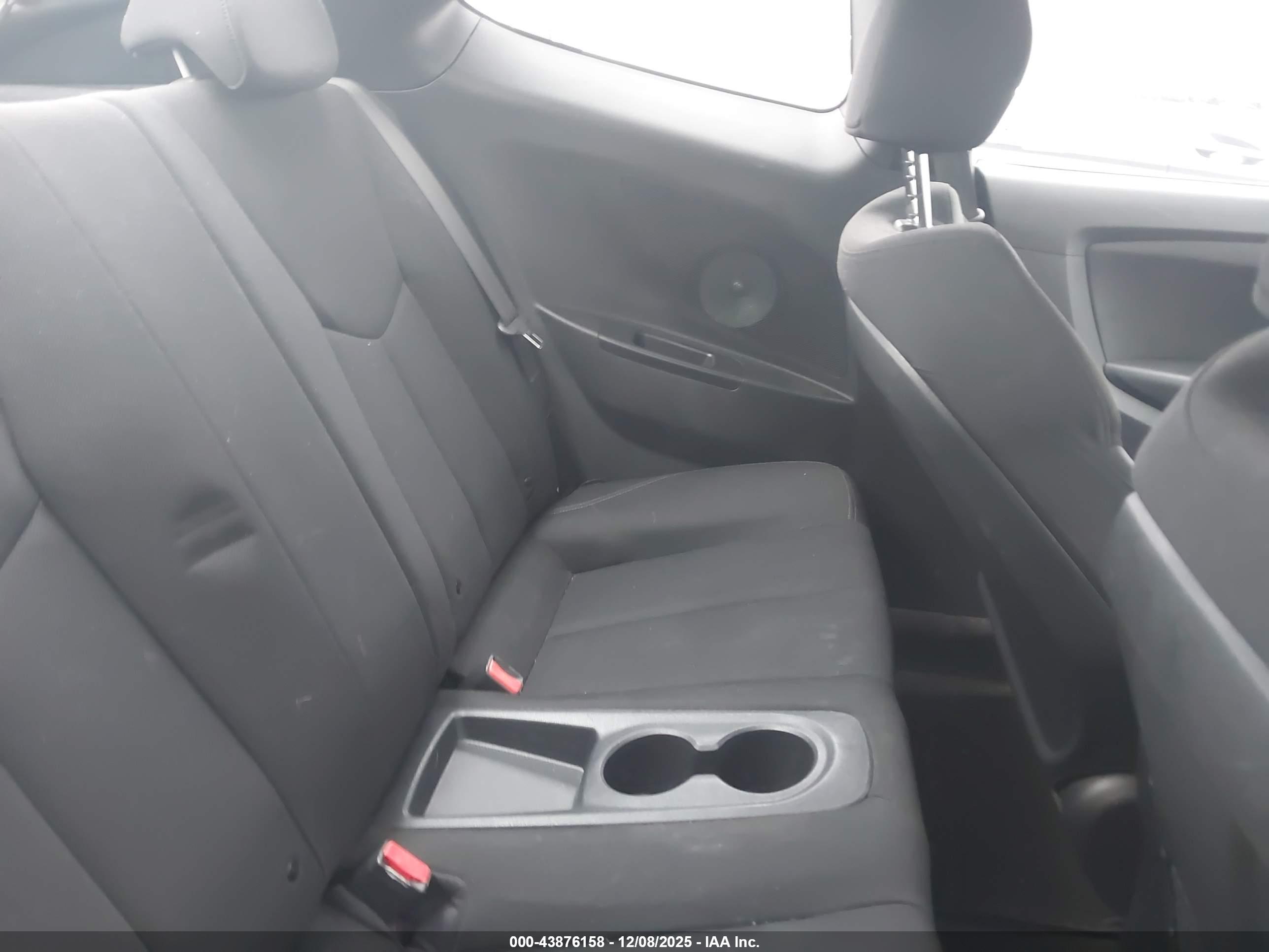 HYUNDAI VELOSTER image 8