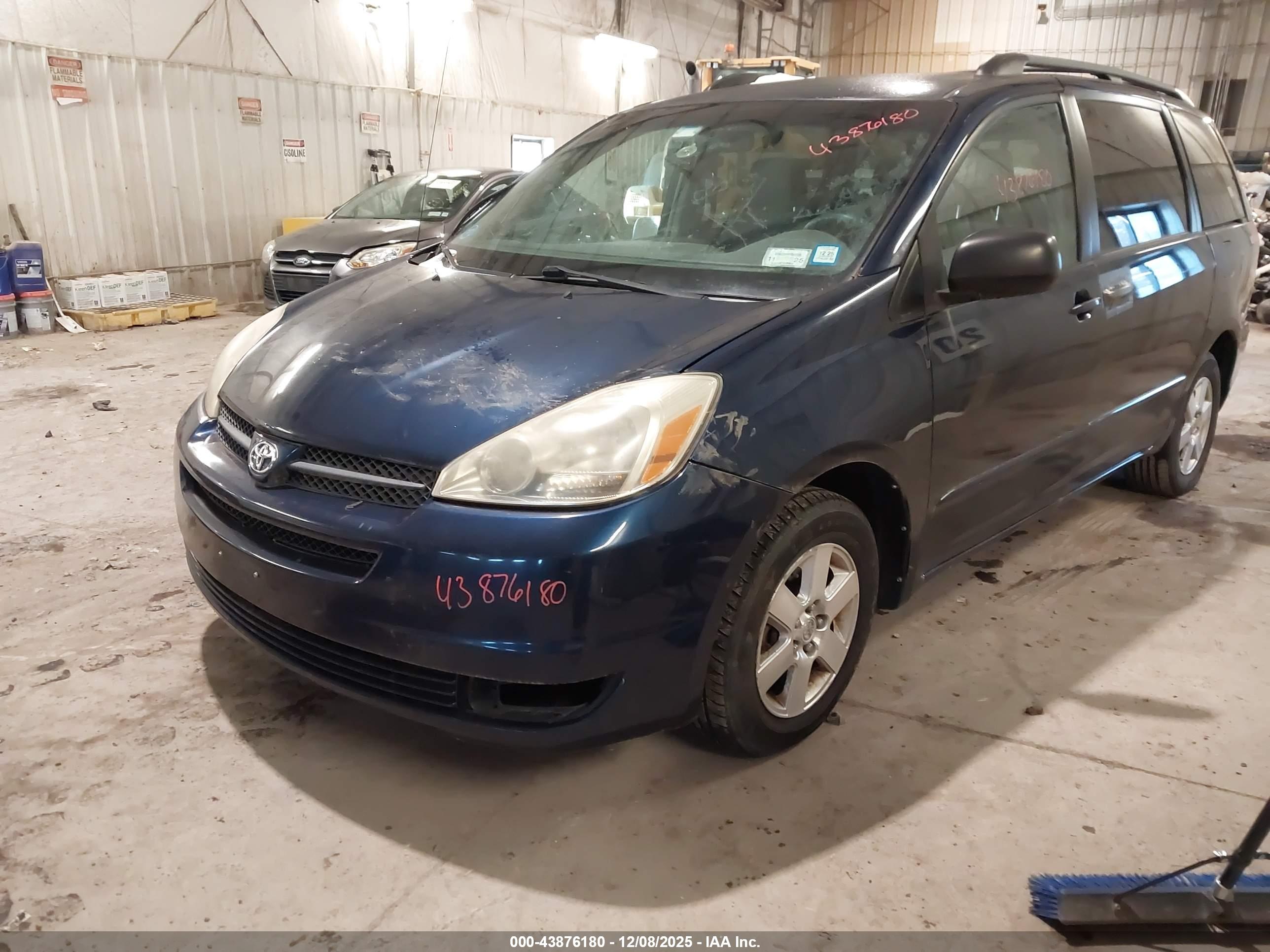 TOYOTA SIENNA image 2