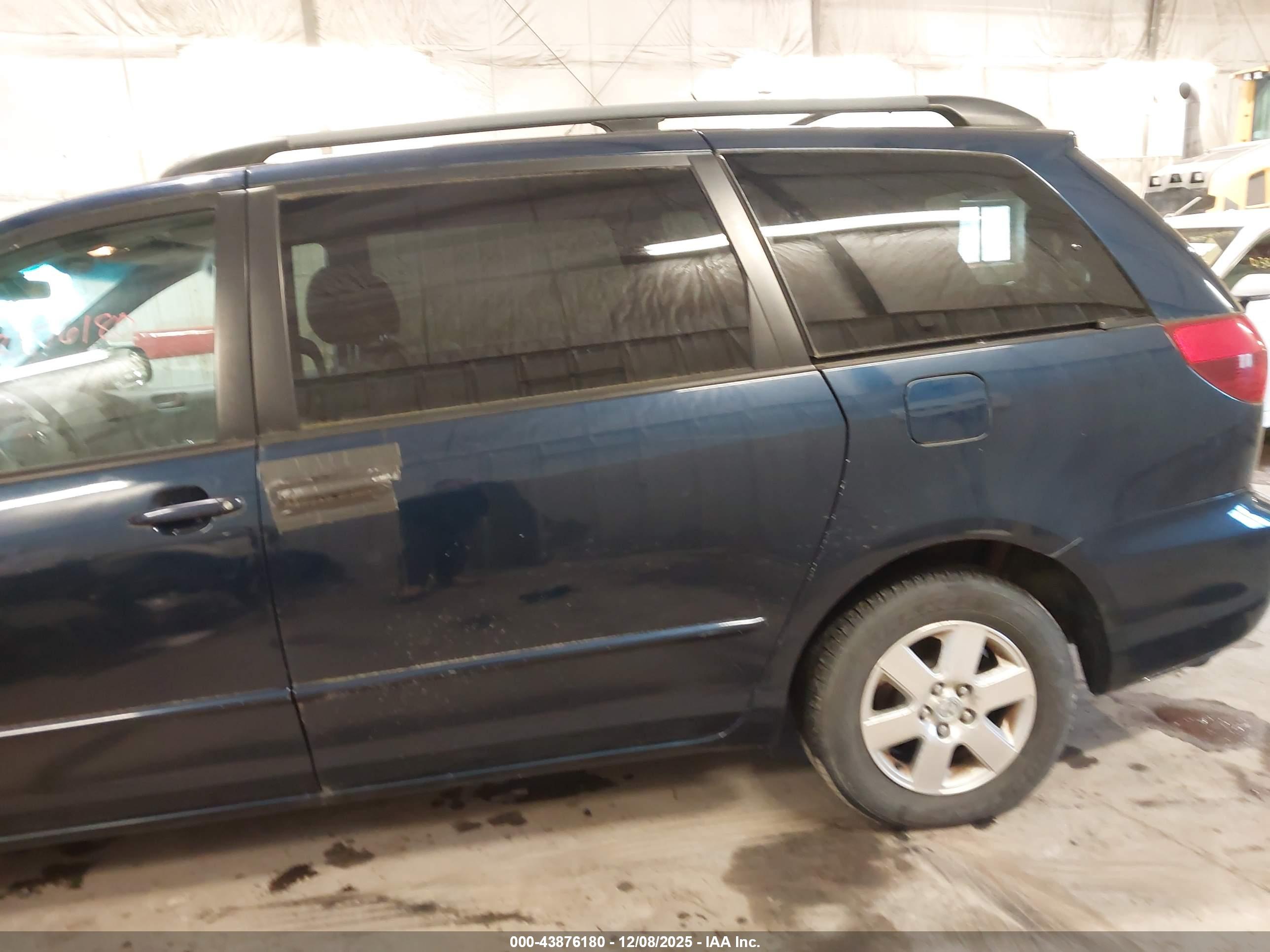 TOYOTA SIENNA image 6