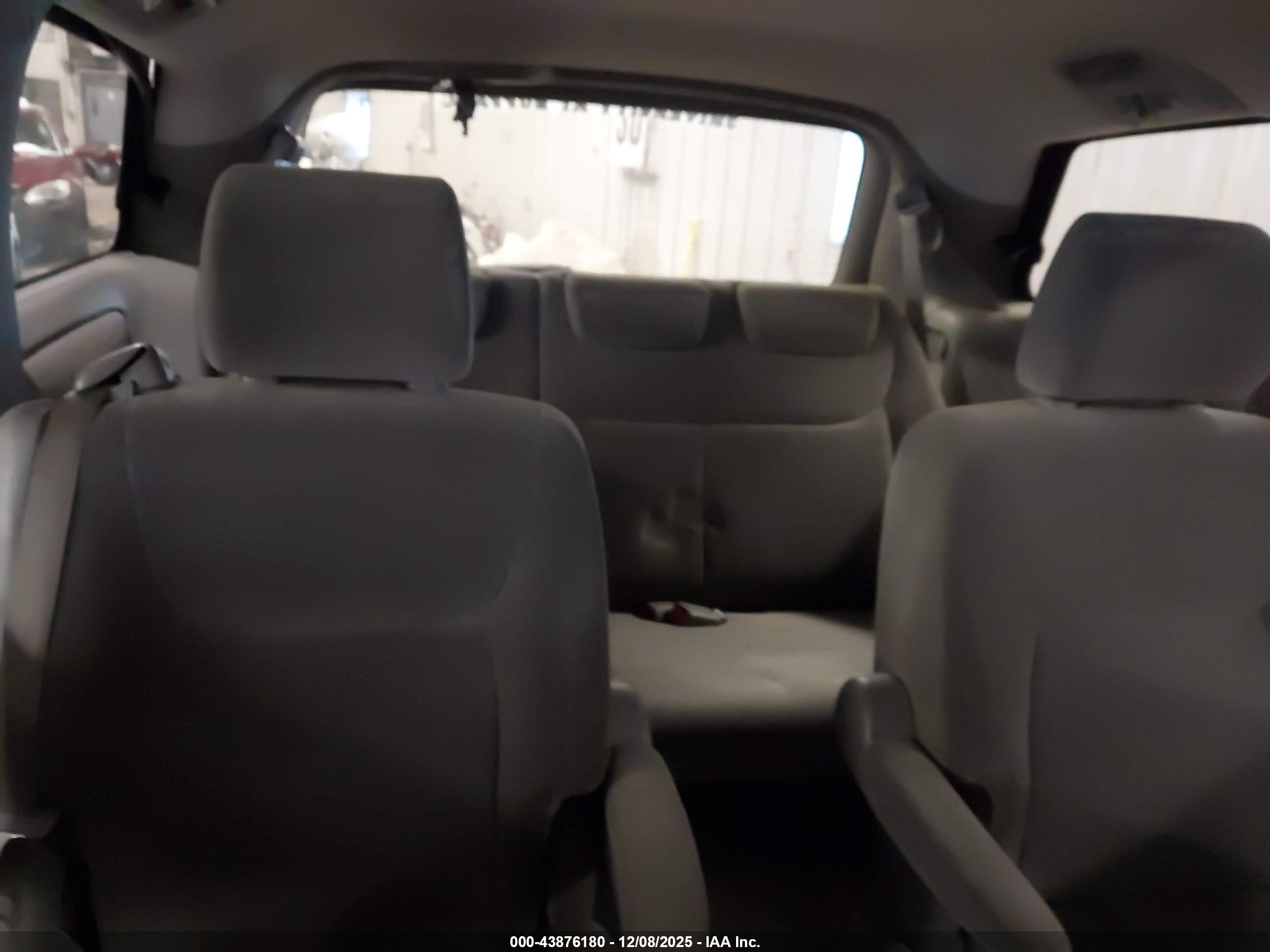 TOYOTA SIENNA image 8