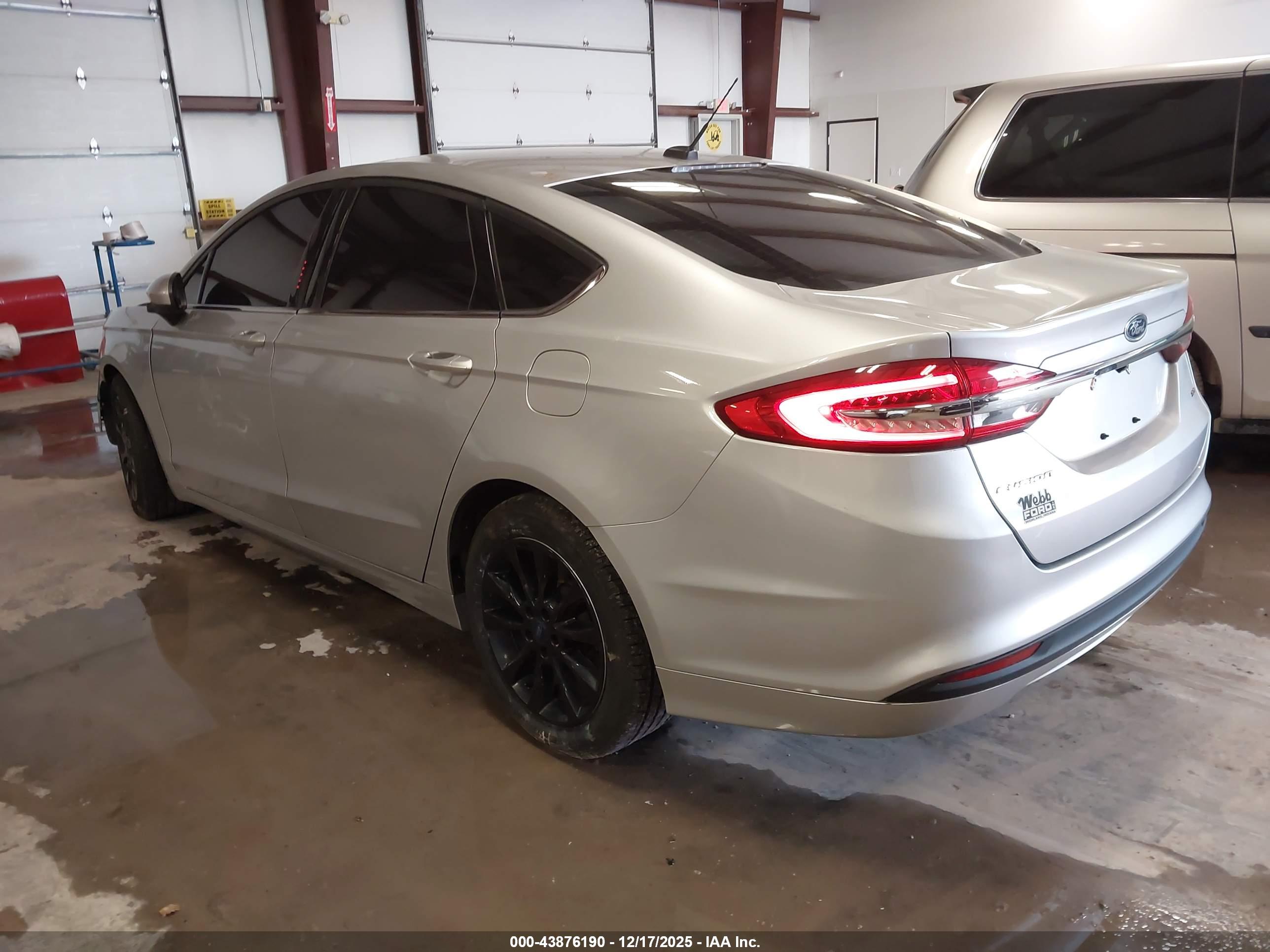 FORD FUSION image 3