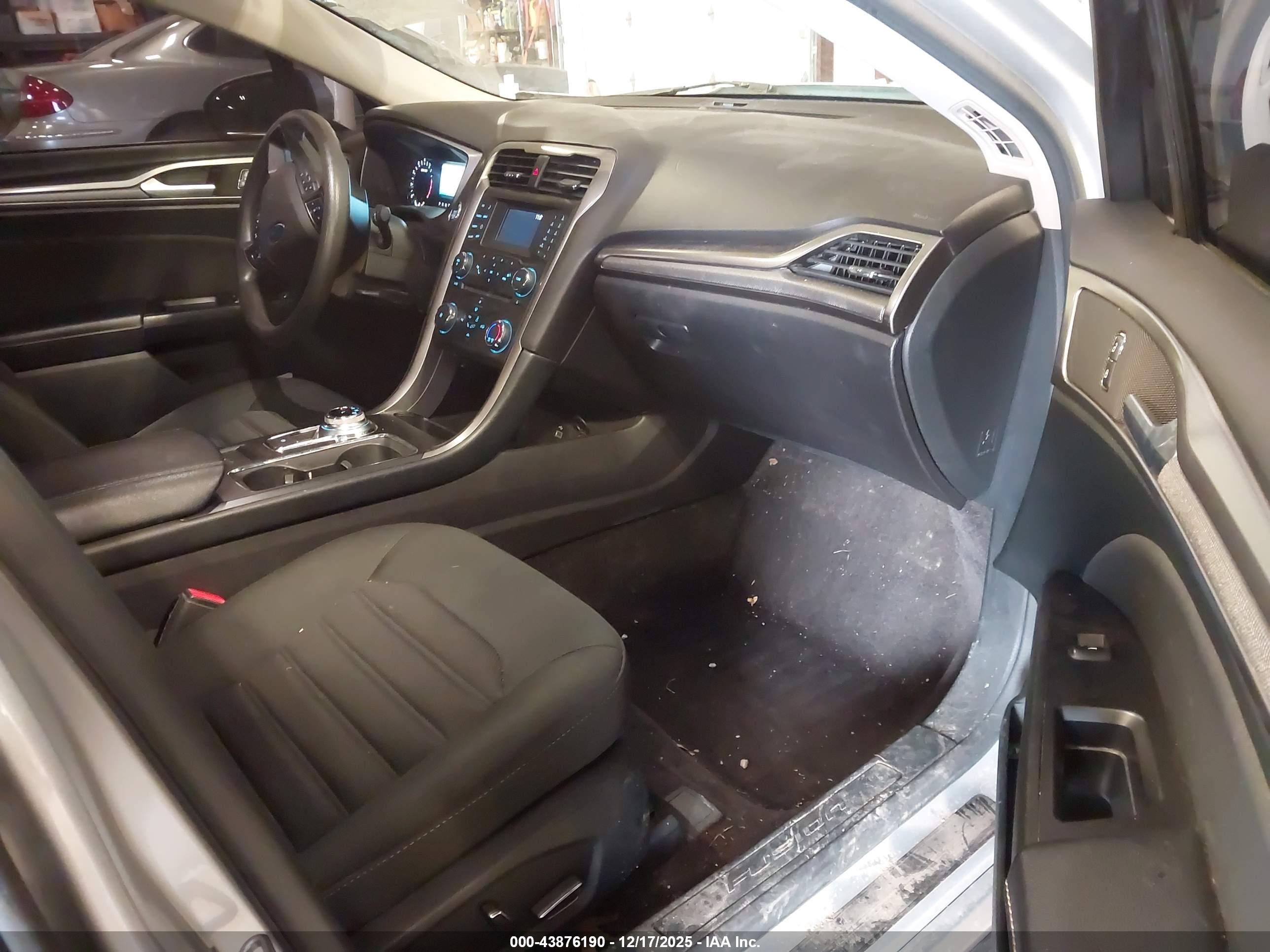 FORD FUSION image 5