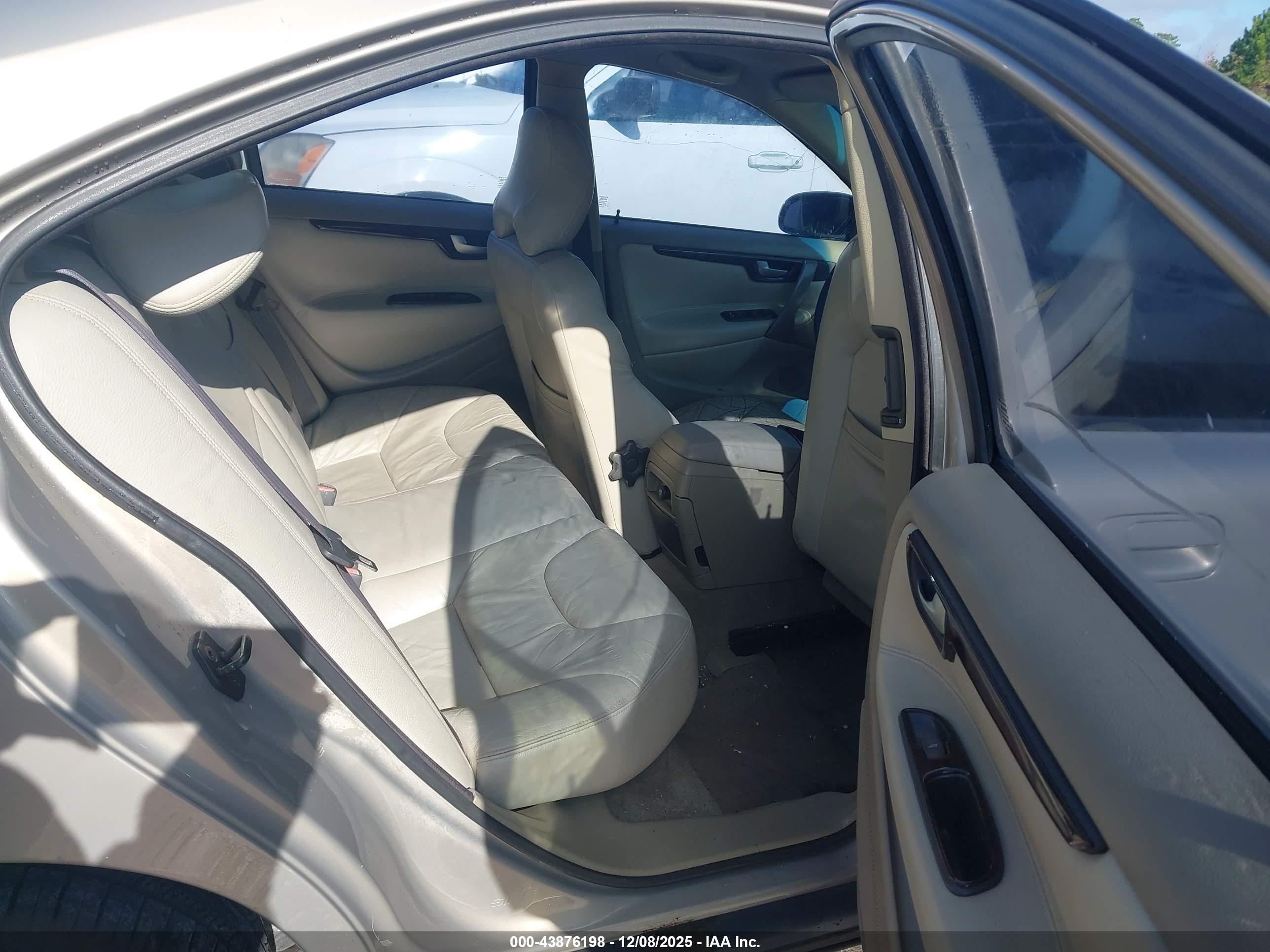 VOLVO S60 image 8