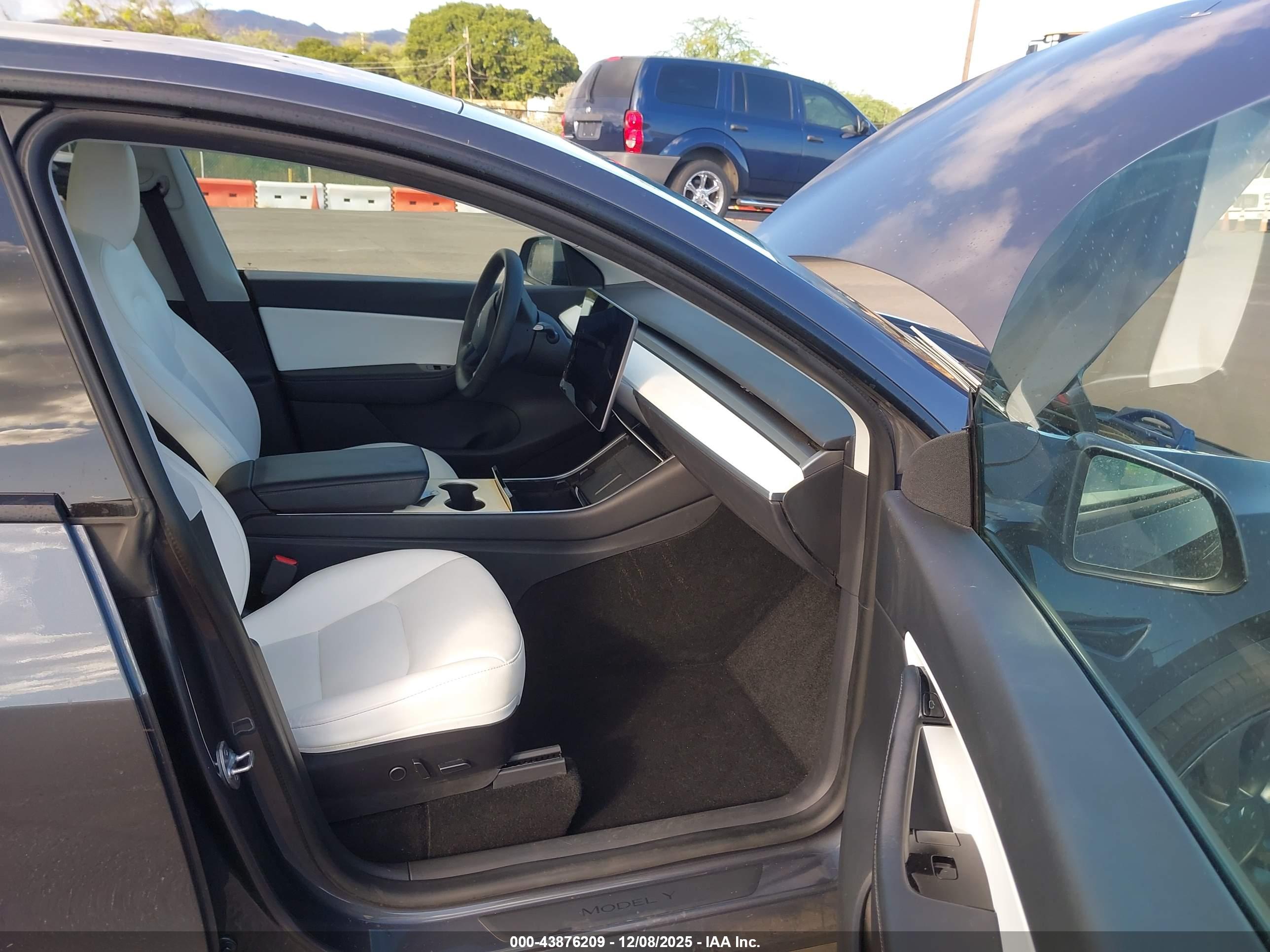 TESLA MODEL image 5