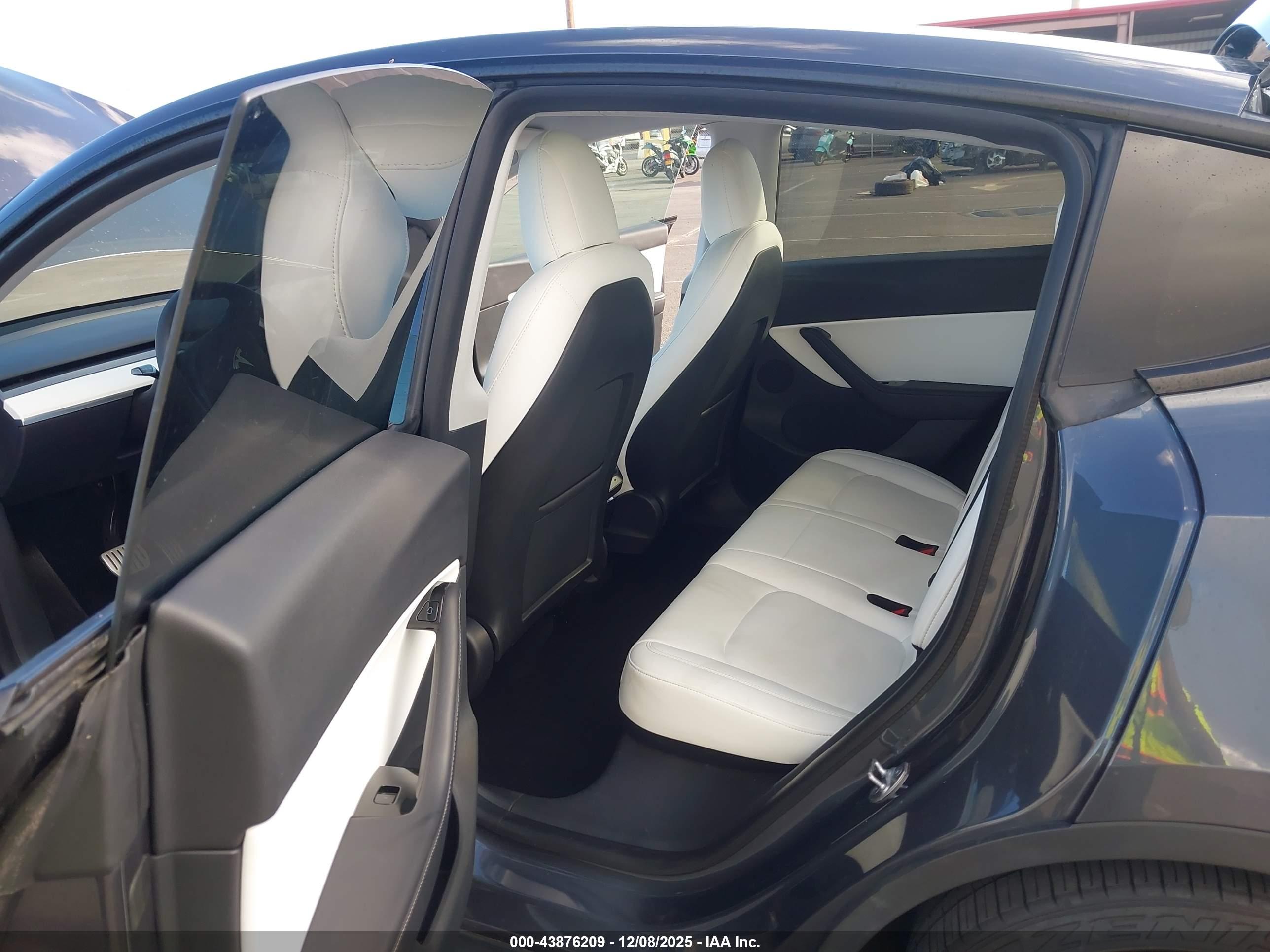 TESLA MODEL image 8