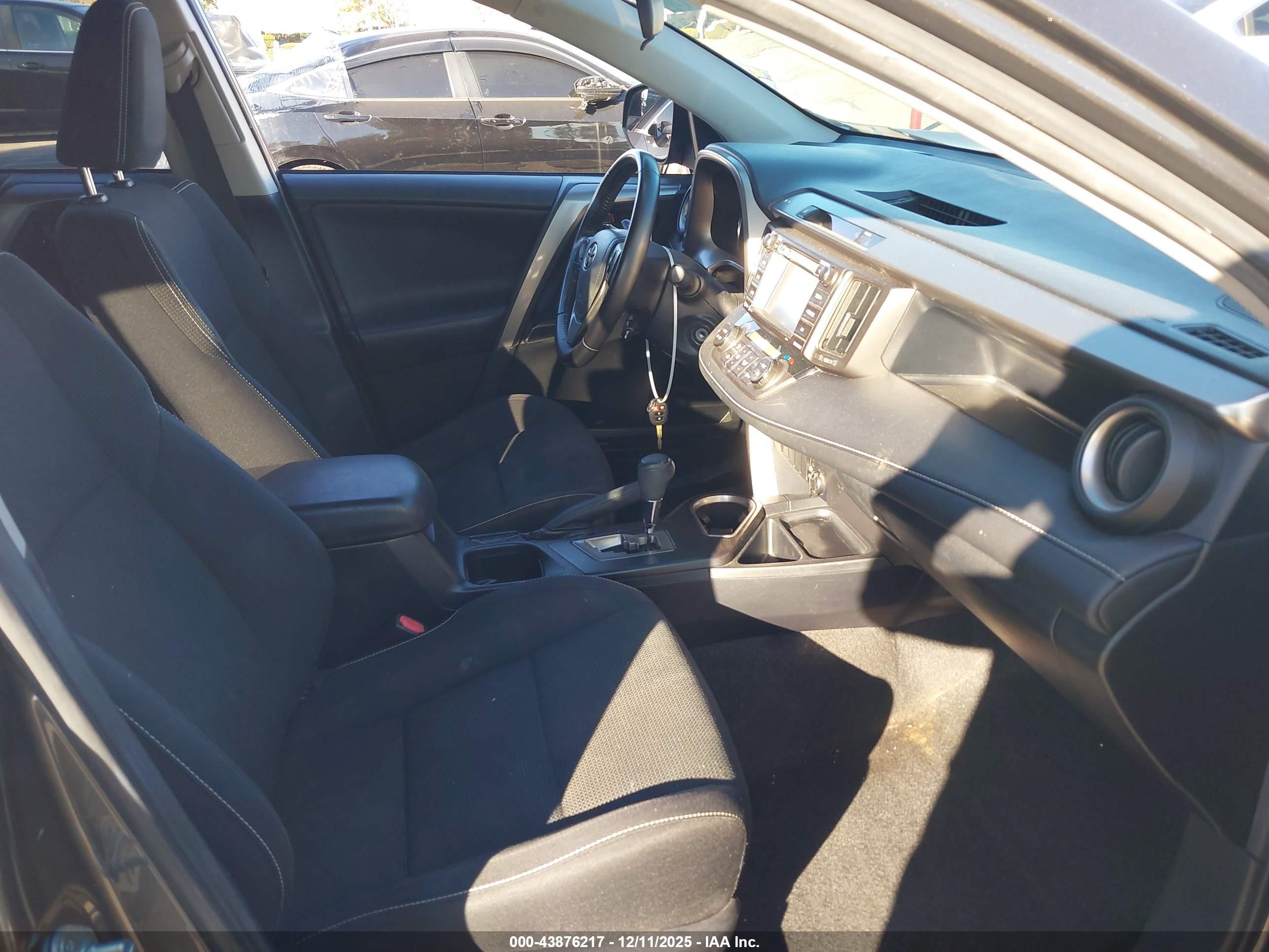 TOYOTA RAV4 image 5