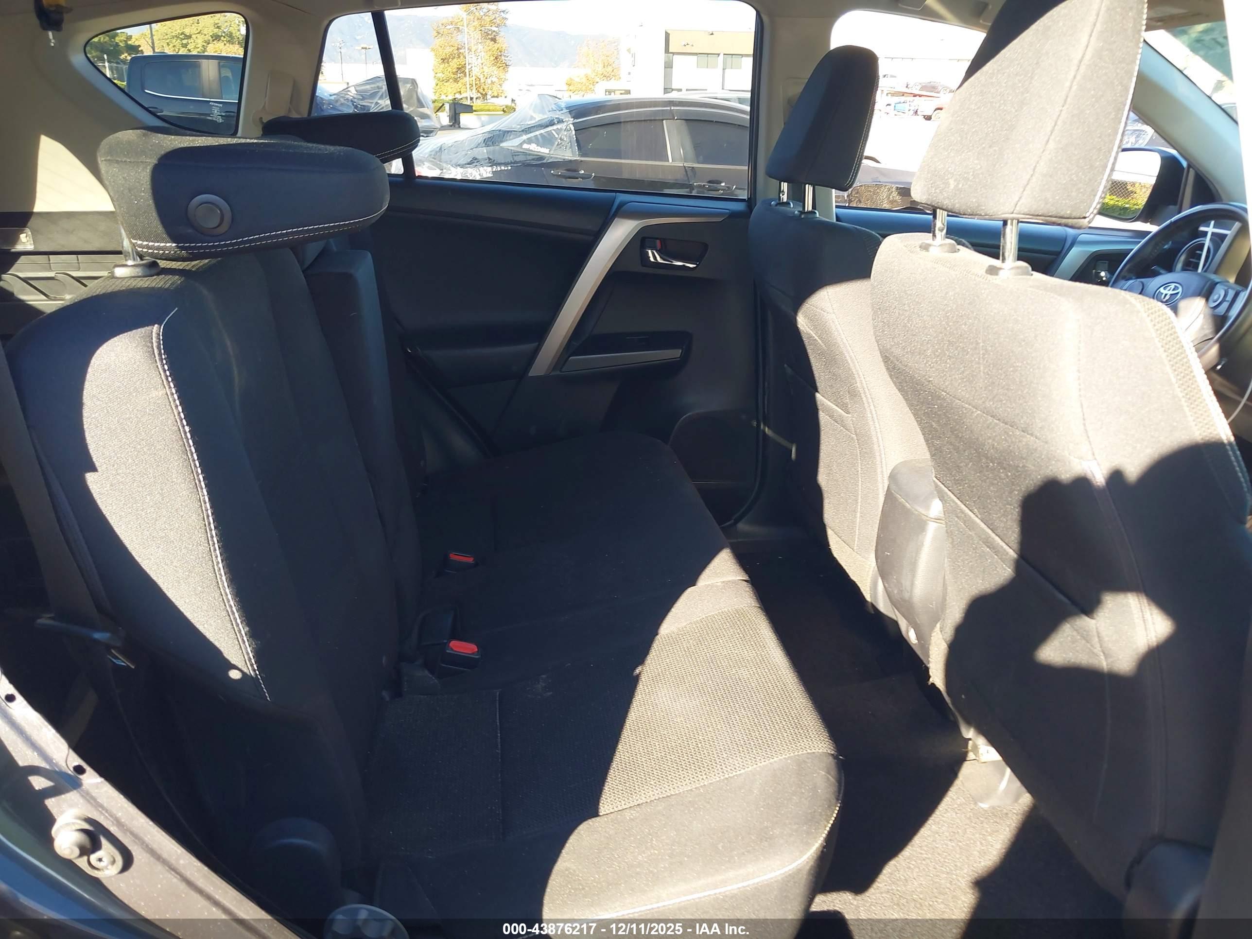 TOYOTA RAV4 image 8