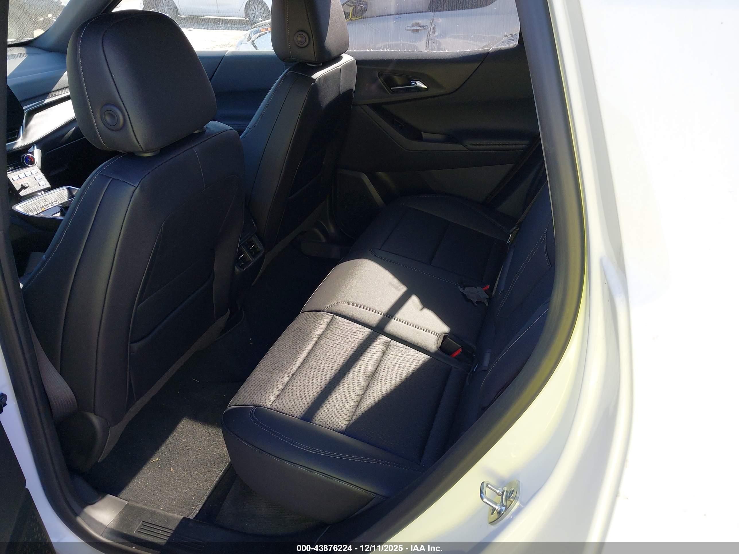 CHEVROLET EQUINOX image 8