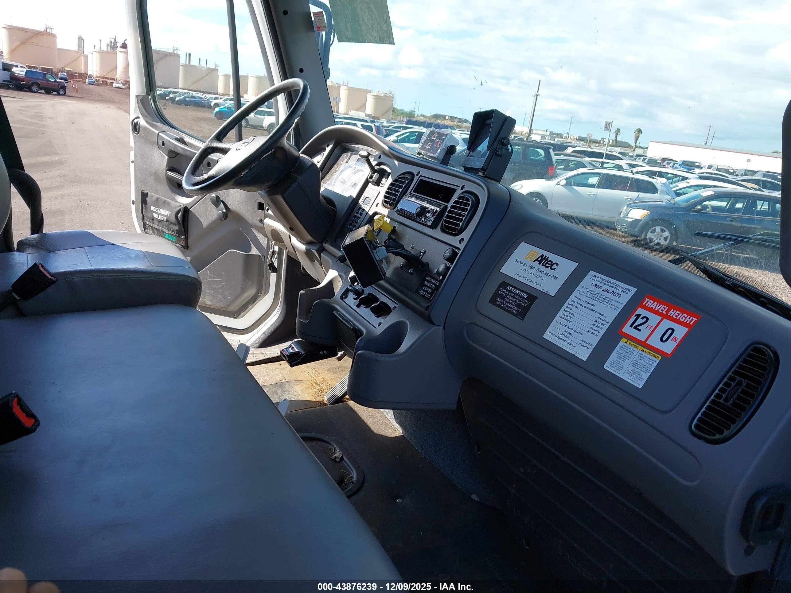 FREIGHTLINER M2 image 7
