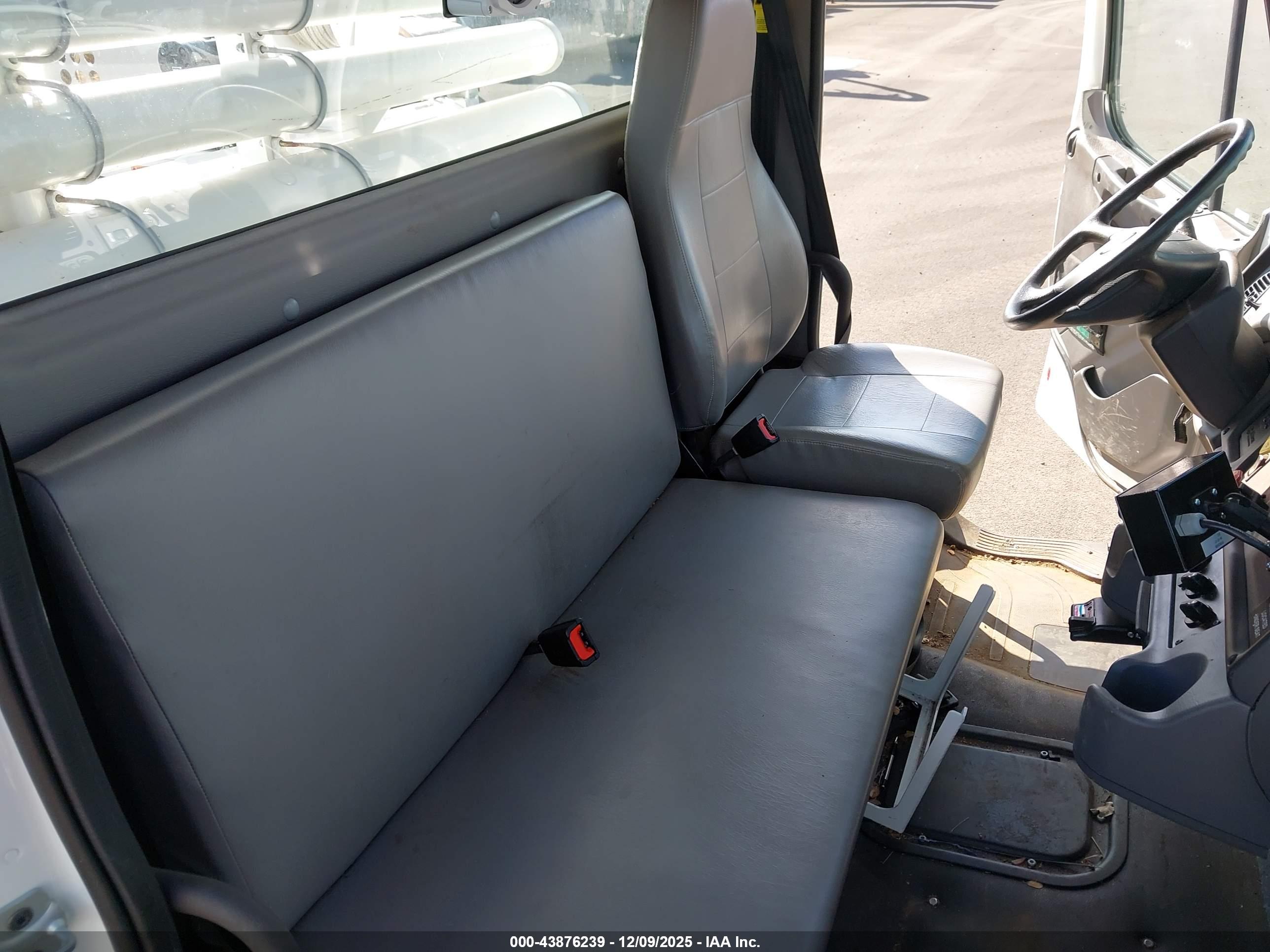 FREIGHTLINER M2 image 8