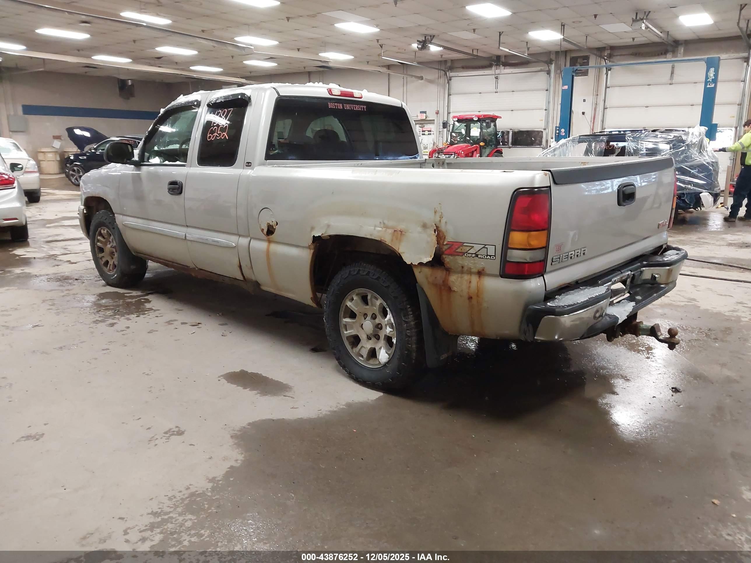 GMC SIERRA image 3
