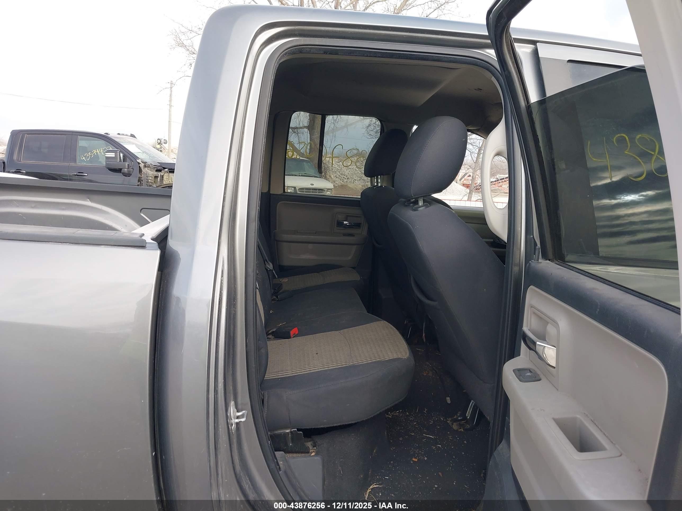 DODGE RAM image 8