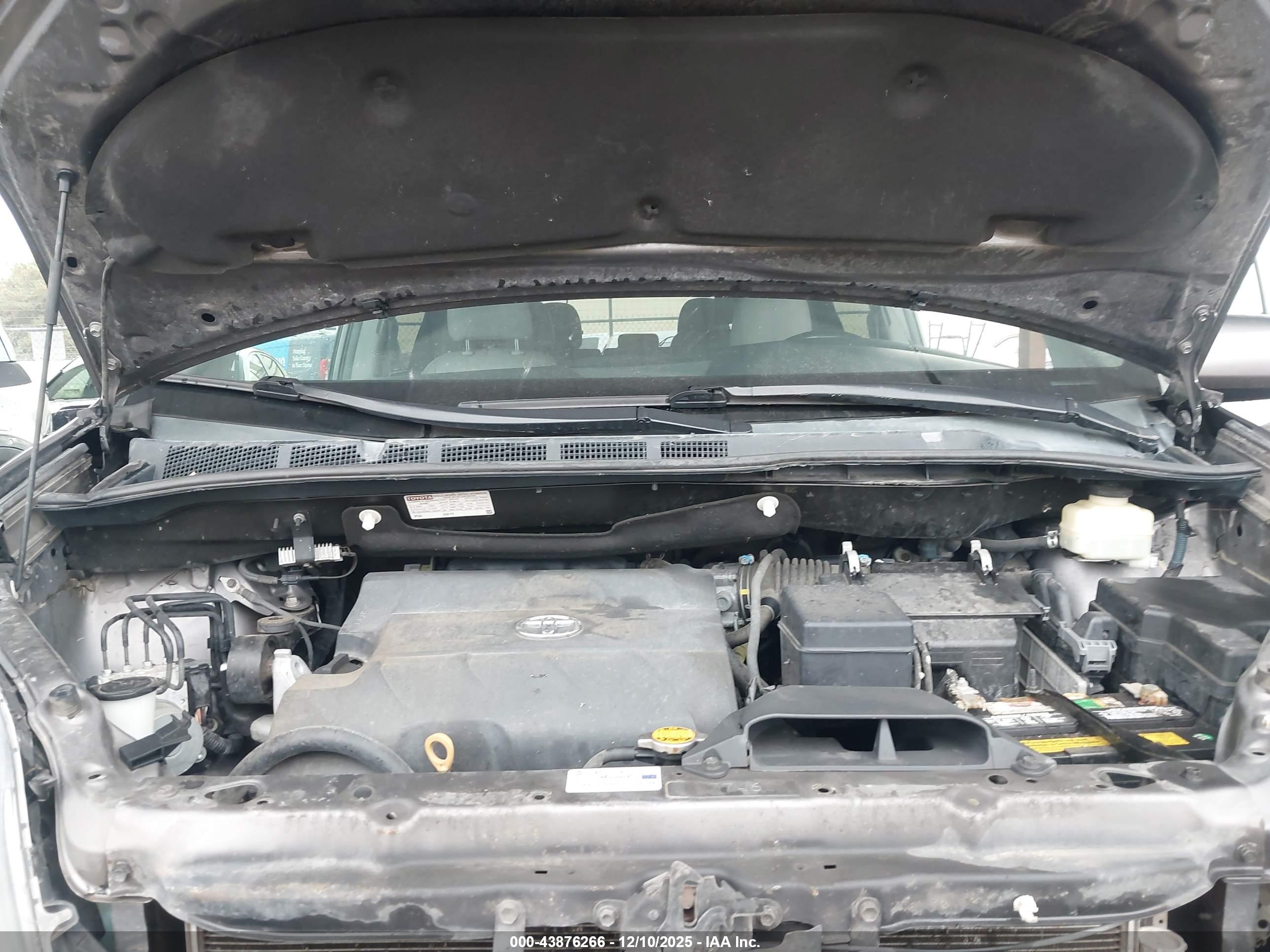 TOYOTA SIENNA image 10
