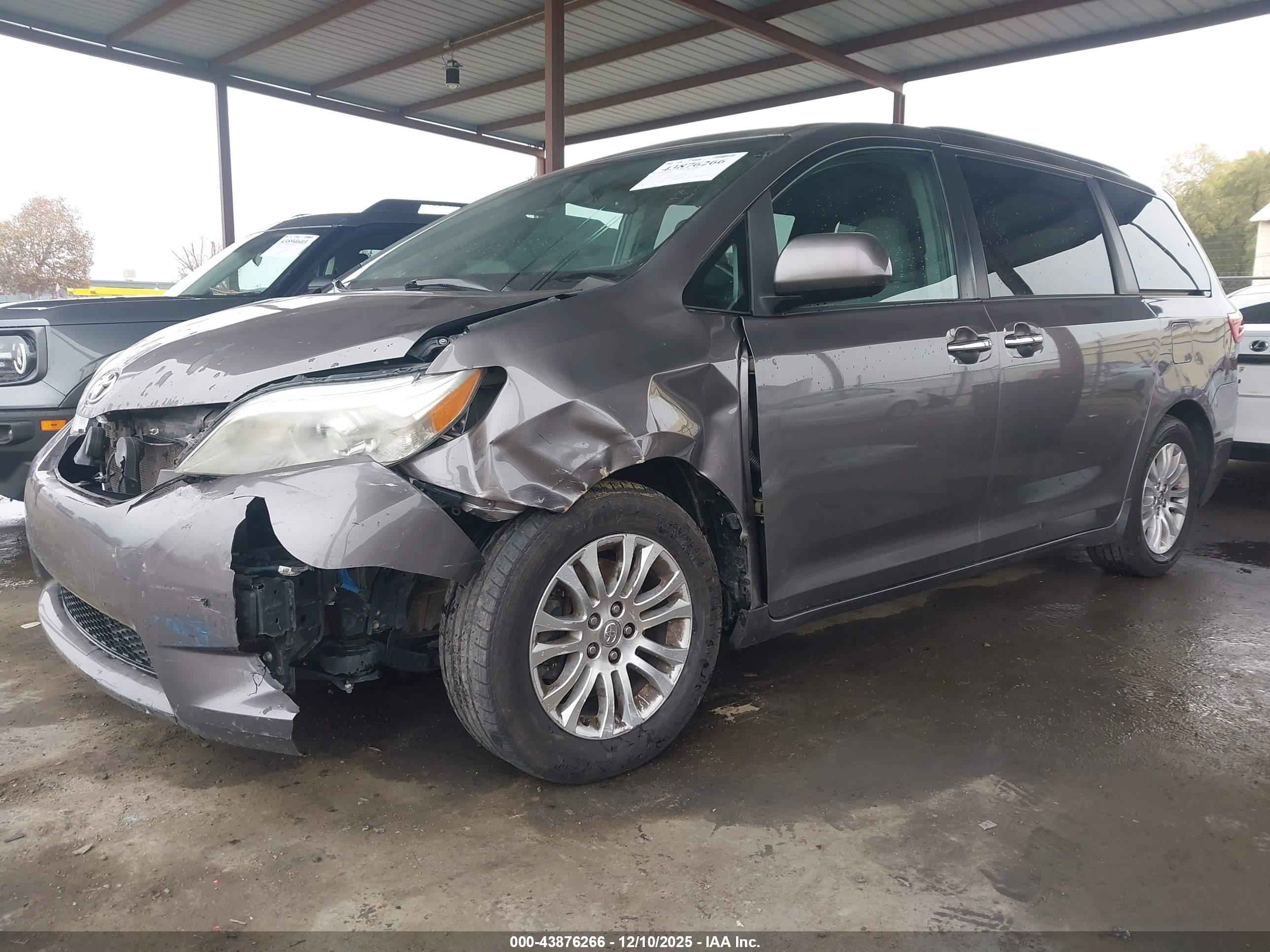 TOYOTA SIENNA image 2