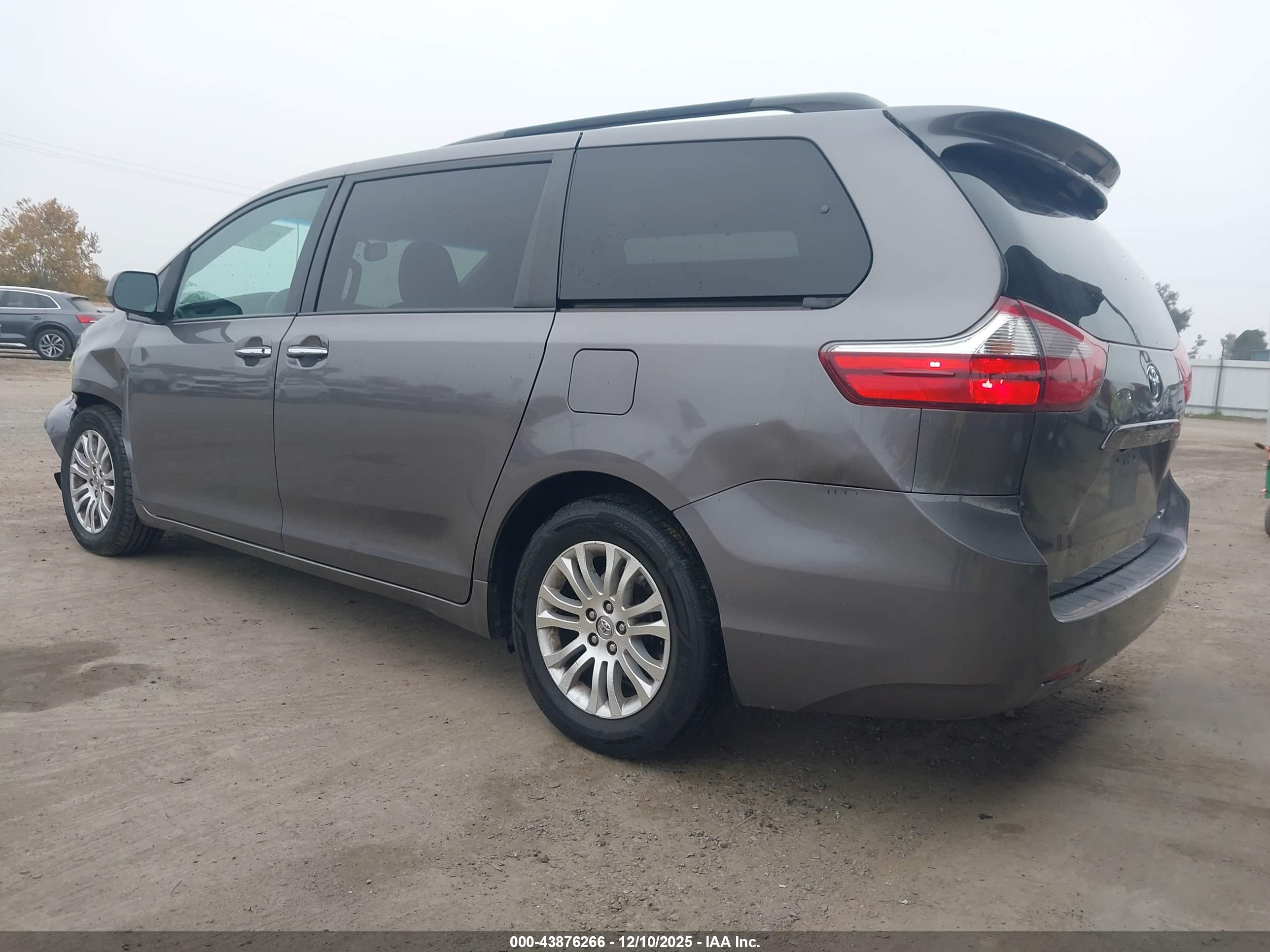 TOYOTA SIENNA image 3