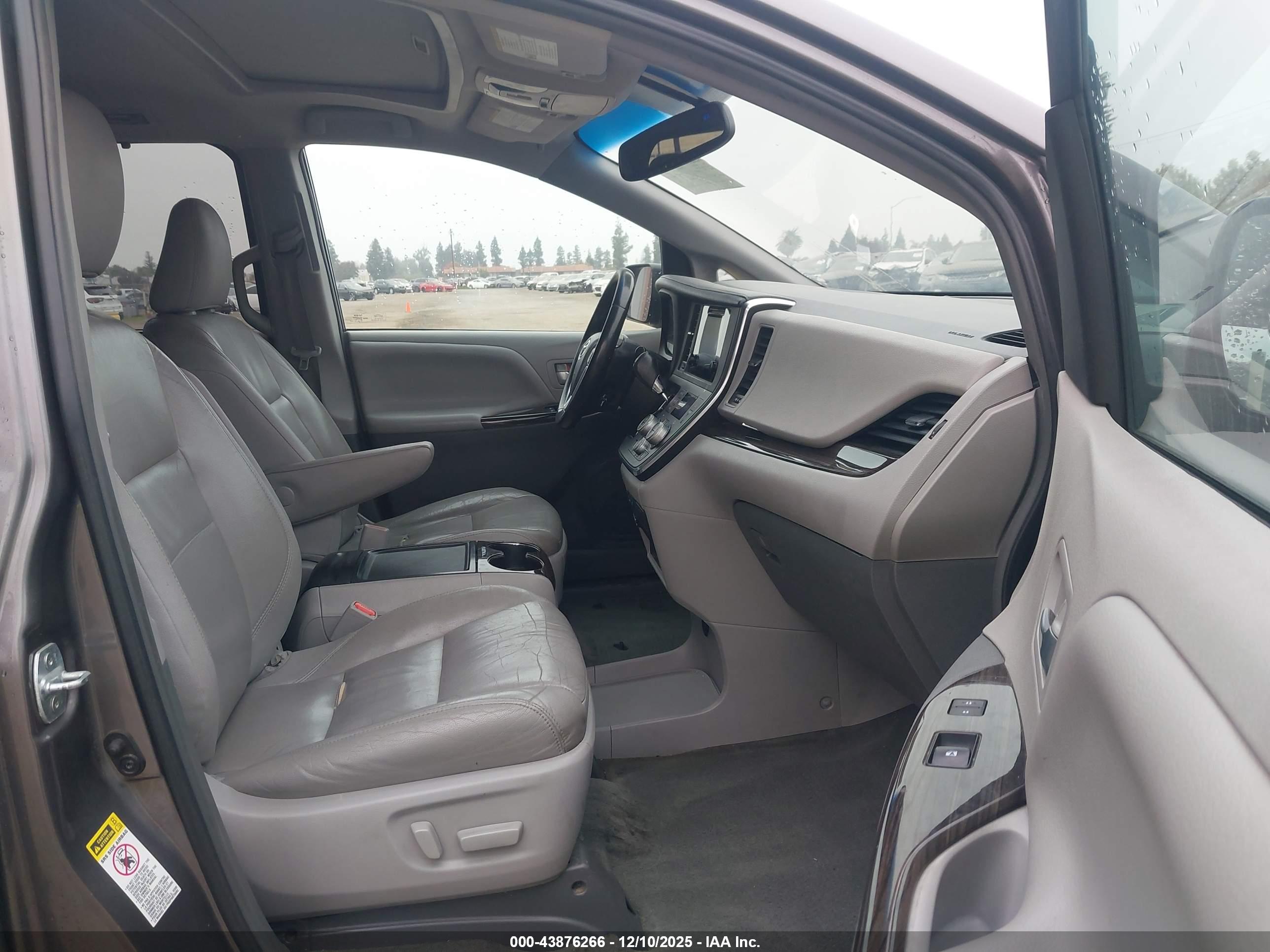 TOYOTA SIENNA image 5