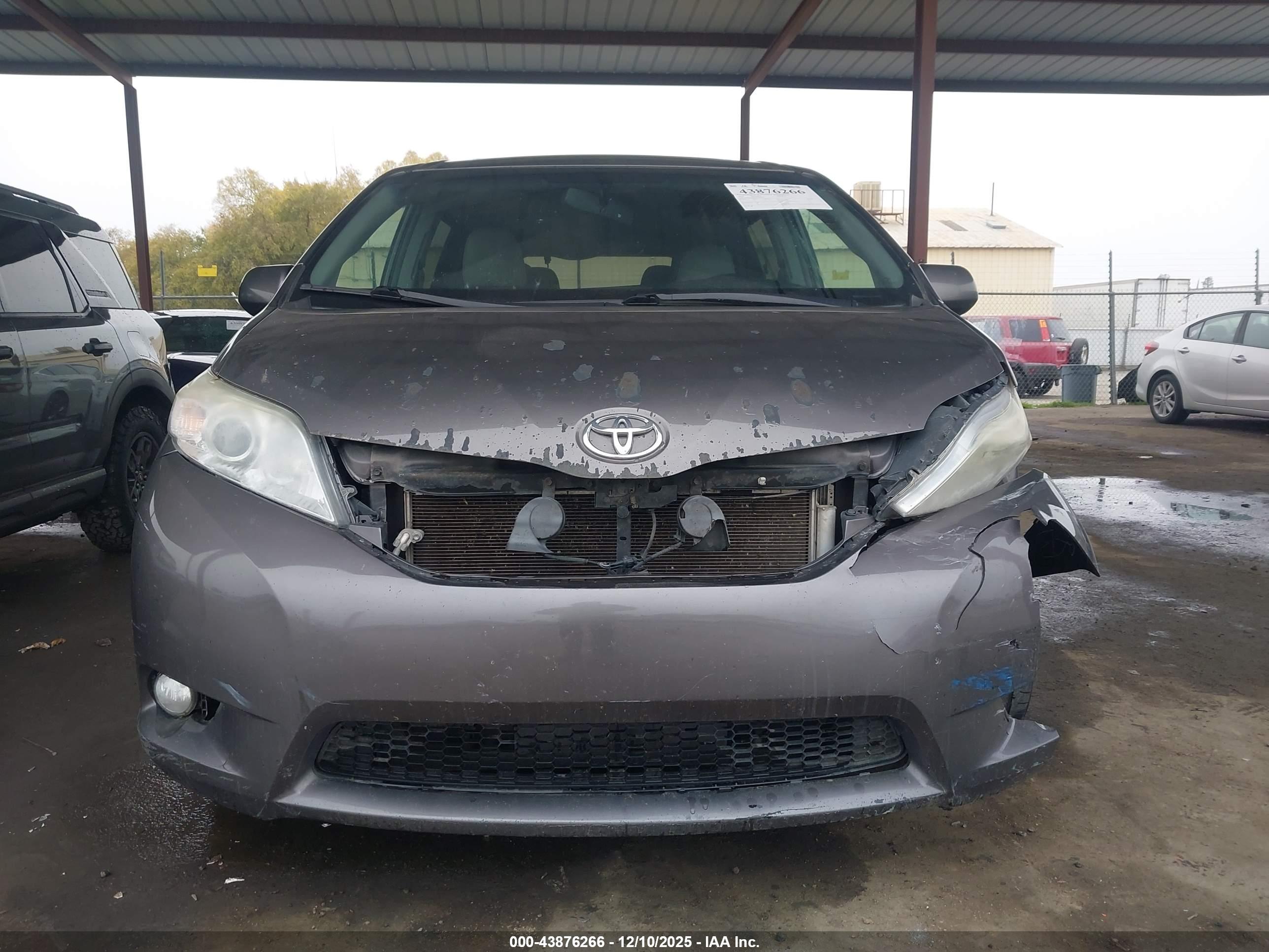 TOYOTA SIENNA image 6