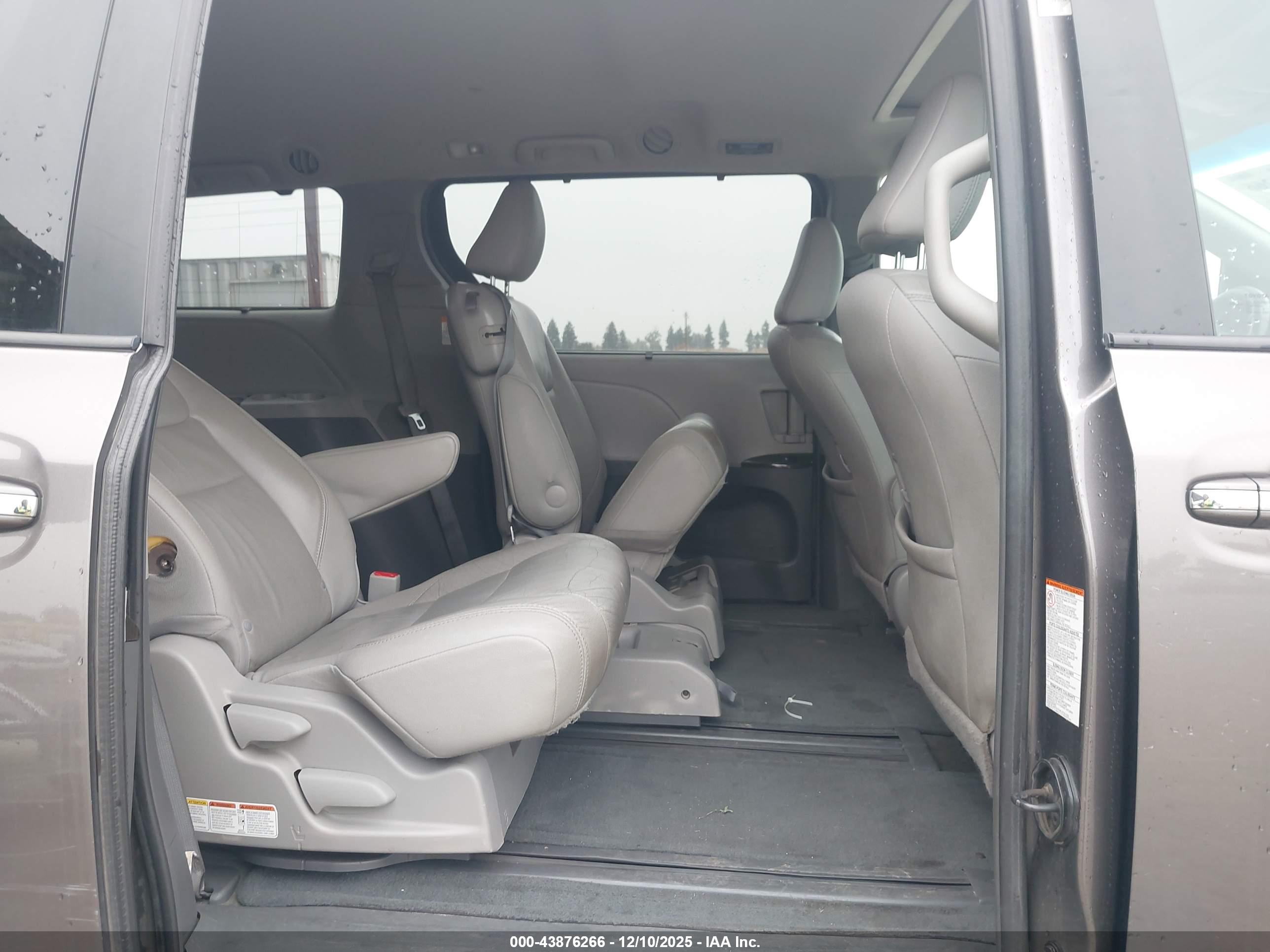 TOYOTA SIENNA image 8